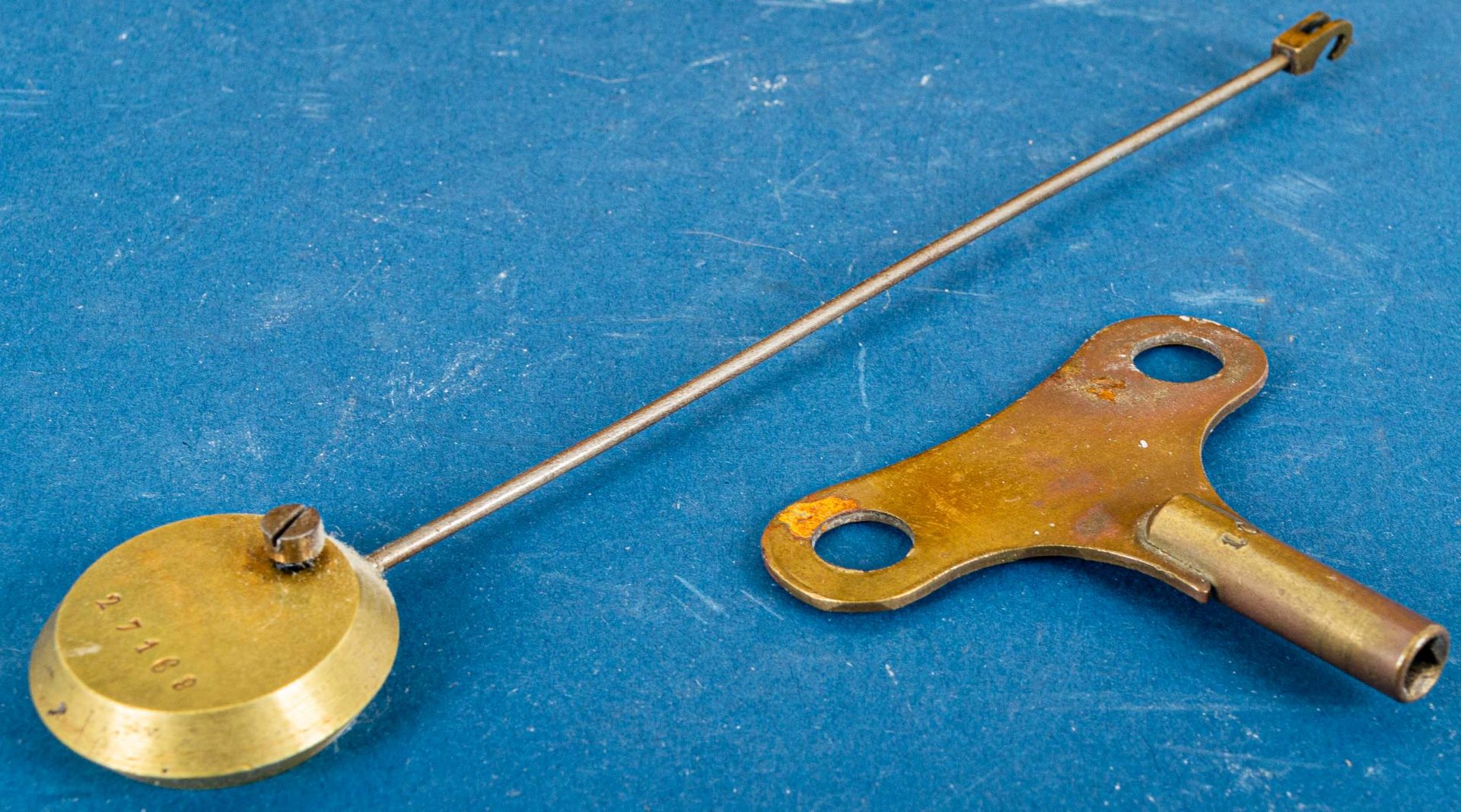 Antike Kaminuhr, vergoldetes Metallgussgehäuse mit figürlicher Bekrönung; ungep - Image 9 of 11