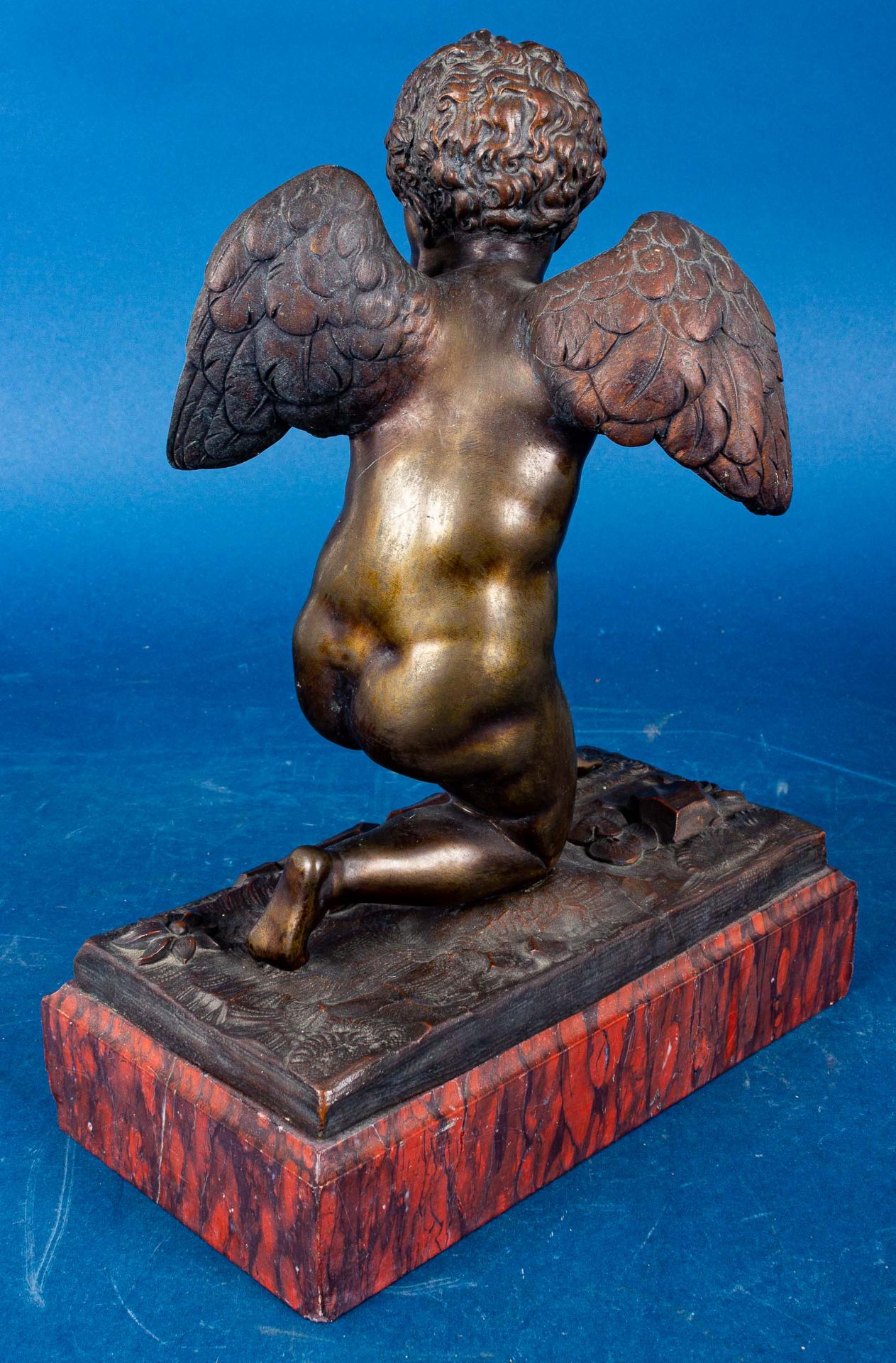 Kniender Amor ( Bronze) mit Pfeil und Bogen. Unsignierte Darstellung des den Pf - Image 3 of 13