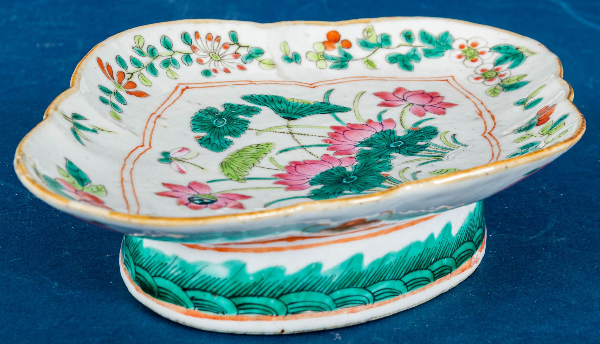 Ovale Fußschale, China 19. Jhdt, Qing - Dynastie; Weißporzellan mit polychromer - Image 4 of 11