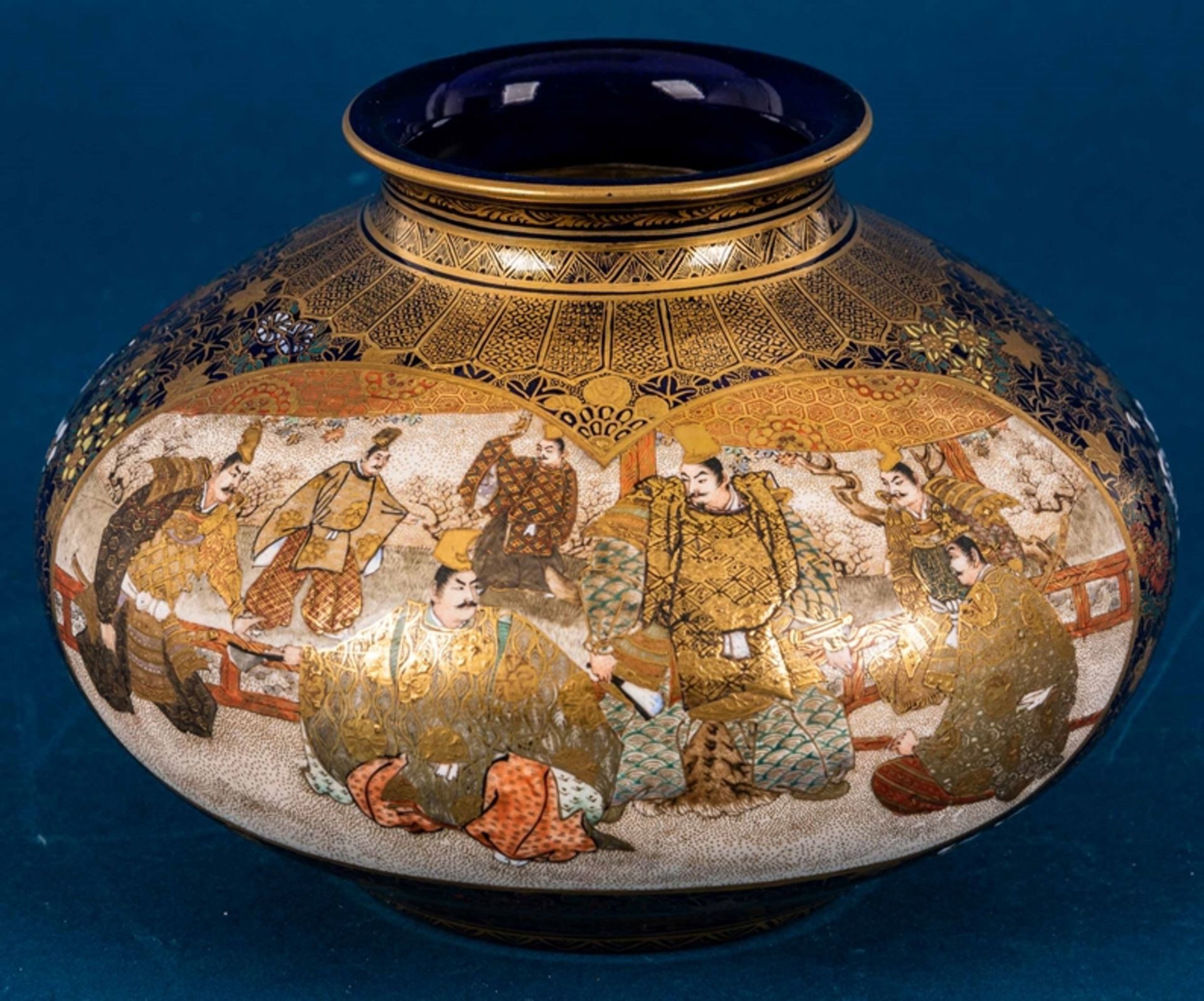 Antike Kinkozan - Irdenware um 1900; heller Scherben, kobaldblauer Fond, aufwän - Image 2 of 26