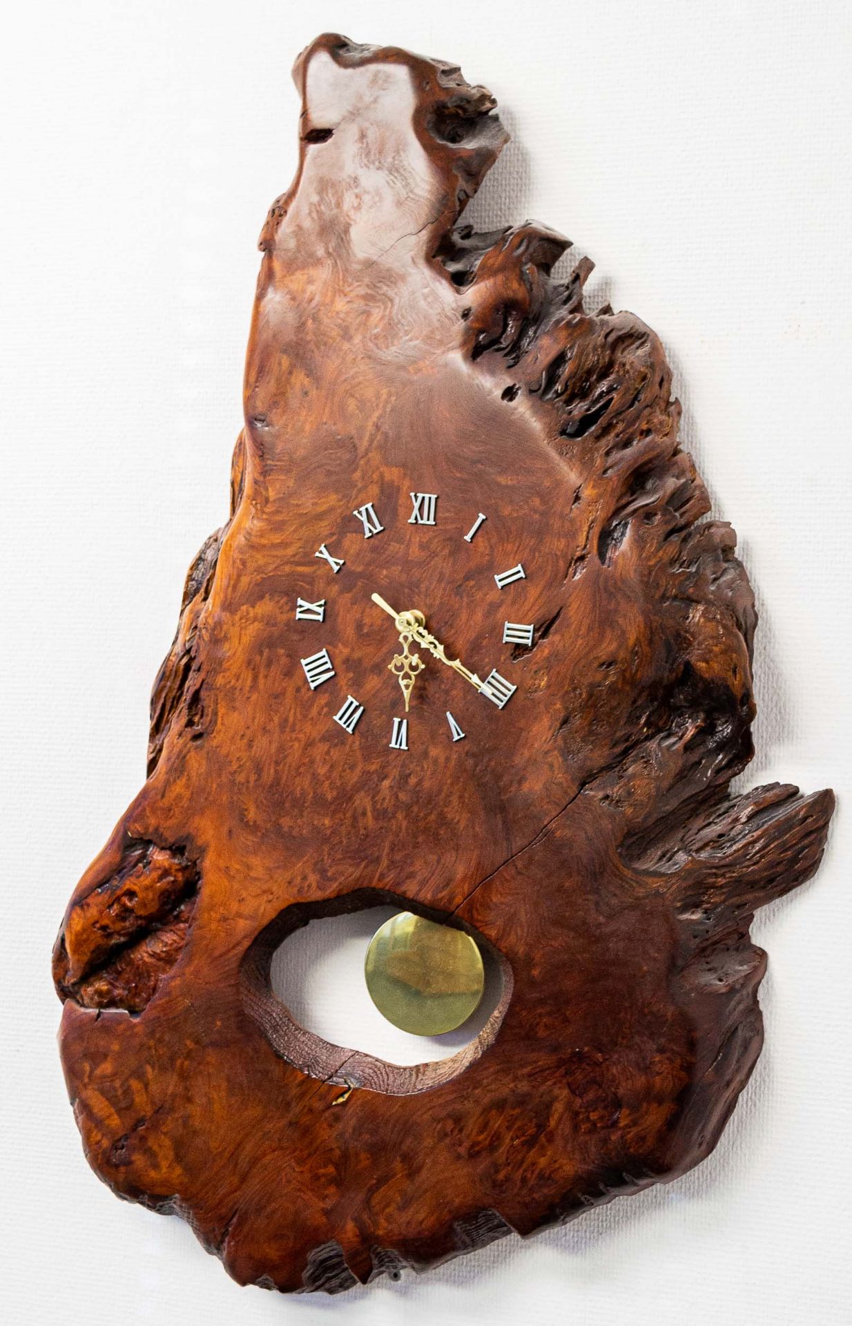 Außergewöhnliche Redwood Wanduhr; ca. 88 x 54 cm großes Wurzelholzbaumscheiben - Image 3 of 6