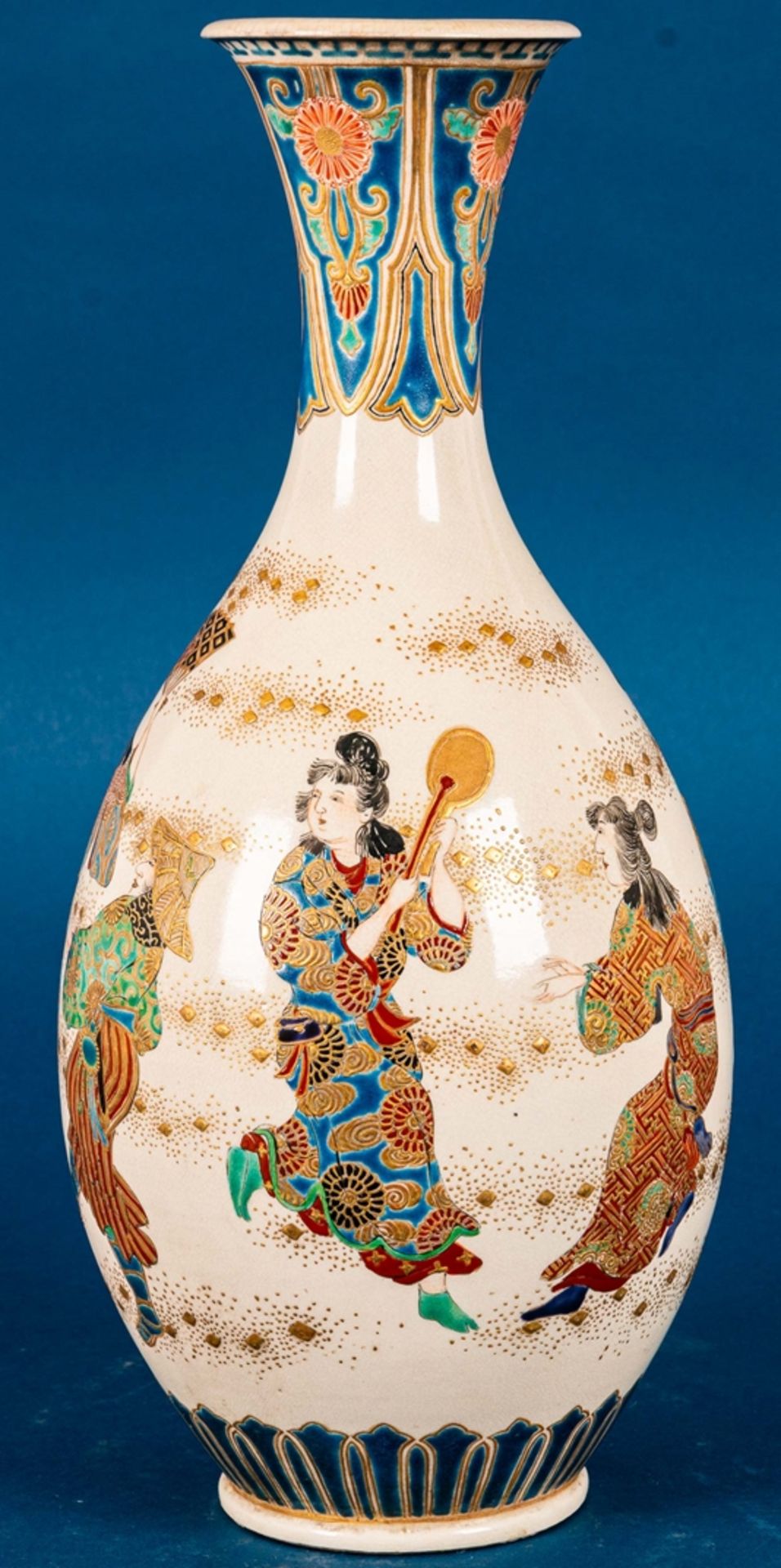 Hohe kegelförmige Vase, japan. Feinsteinzeug, heller Scherben mit "tanzenden Fr - Image 6 of 20