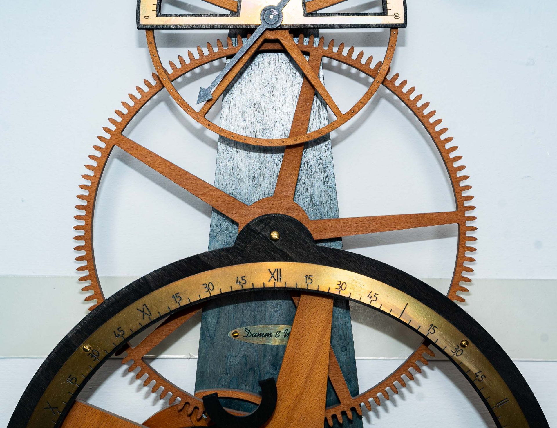 Hölzerne Wanduhr, 2 gewichtiges hölzernes Uhrwerk der Marke "Damm & Wolff", rüc - Bild 9 aus 12