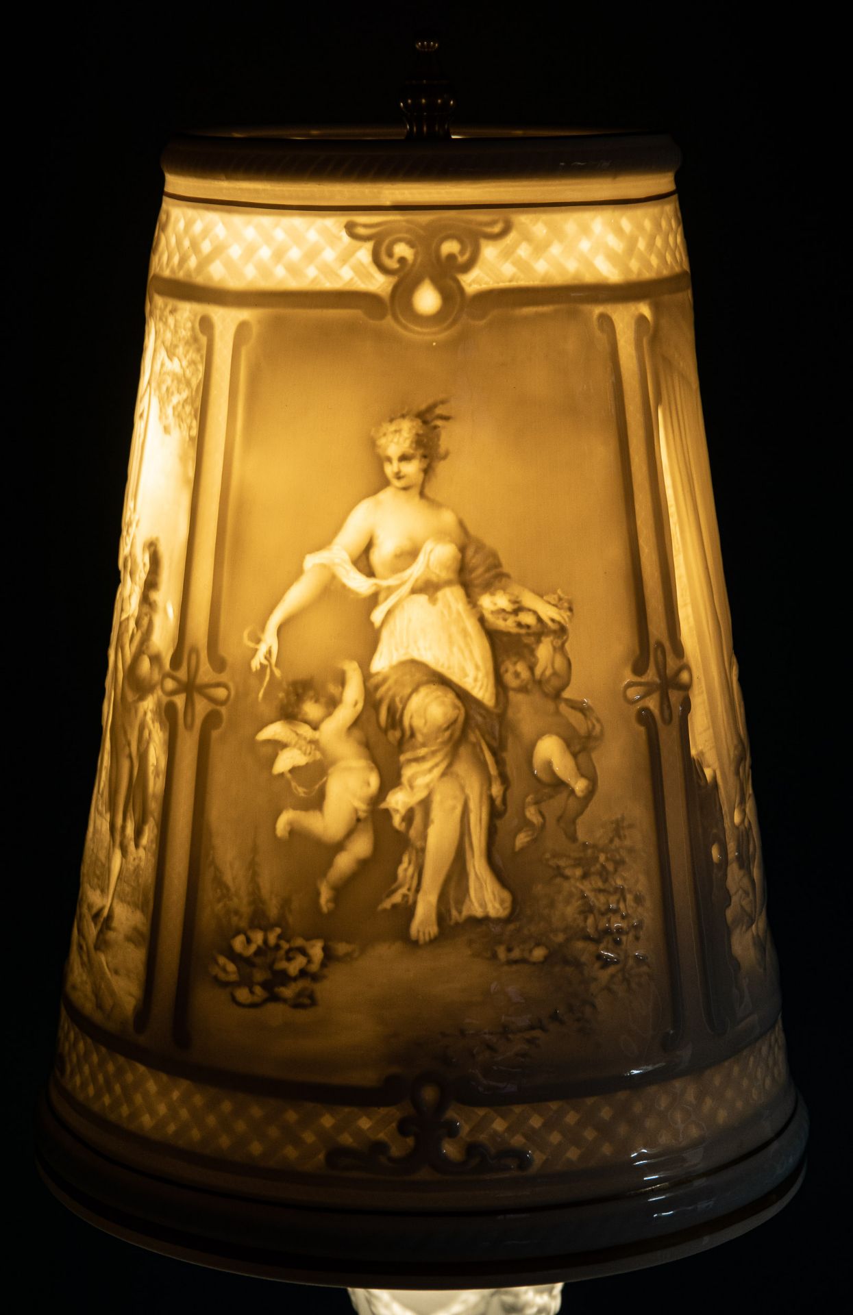 Große Tischlampe, Plaue - Thüringen, Weißporzellan mit Golddekoren, konischer P - Image 4 of 14