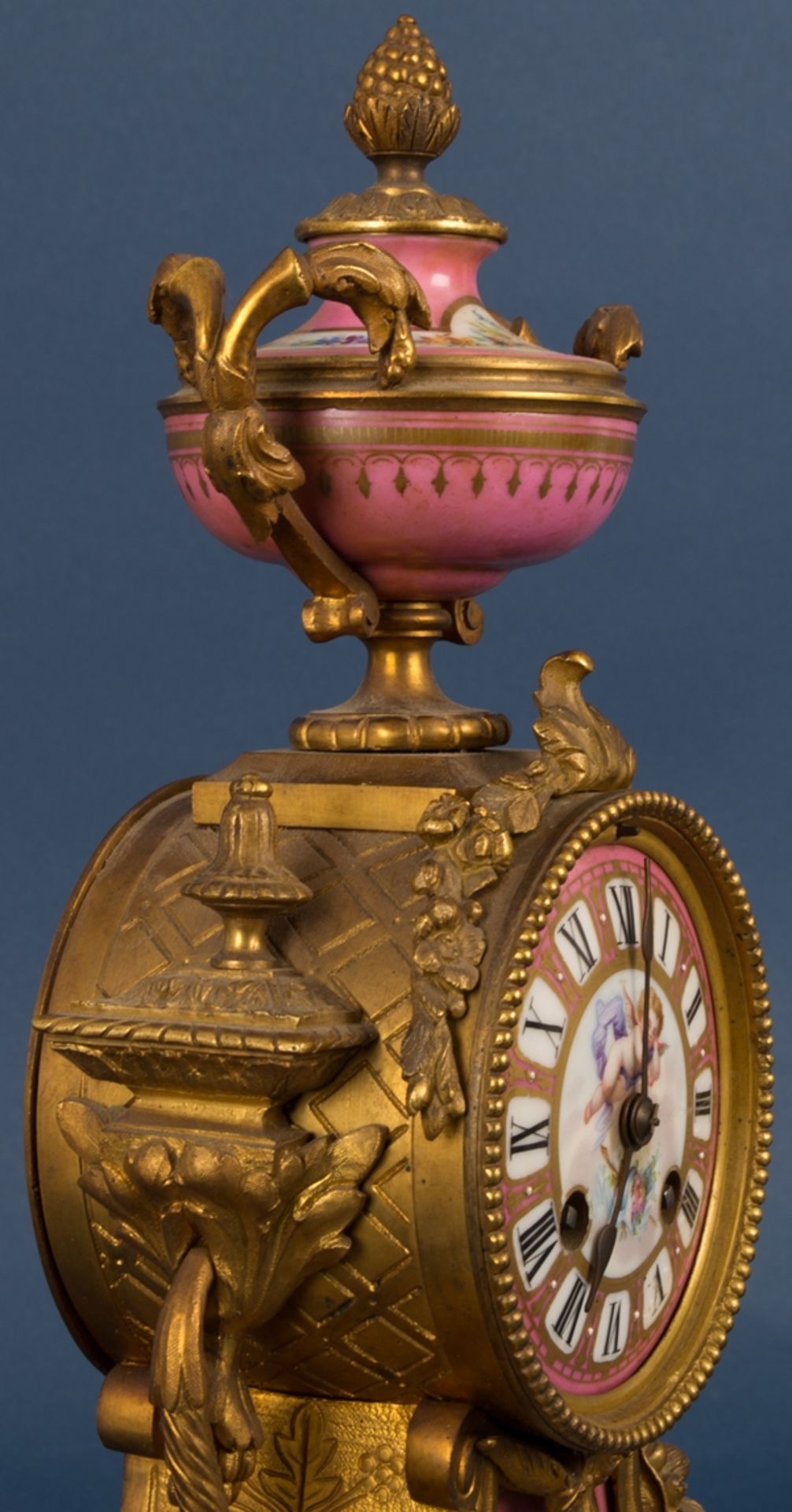 Antike Kaminuhr auf vergoldetem hölzernen Podest, goldbronziertes Messinggehäus - Image 7 of 24