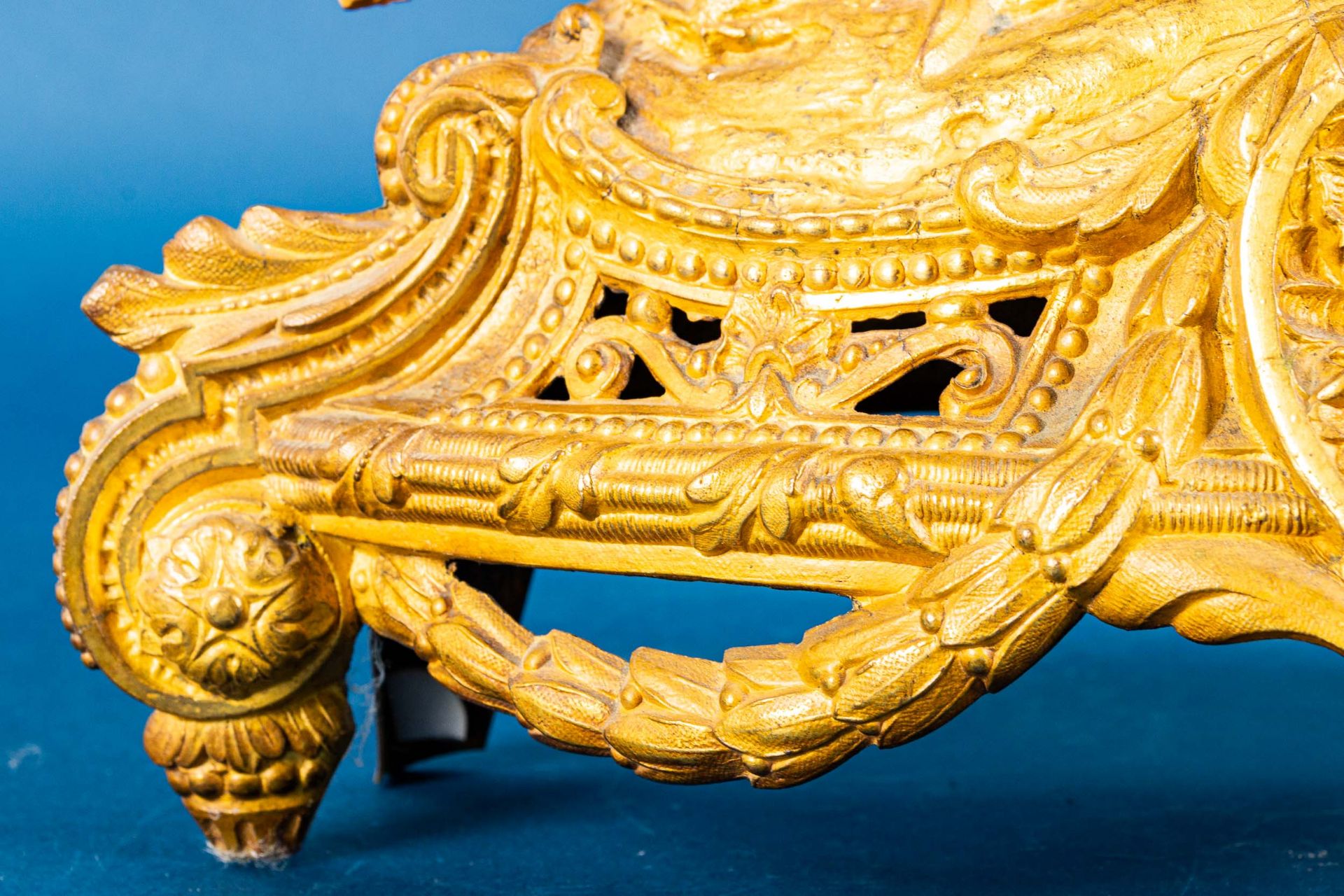 Antike Kaminuhr, vergoldetes Metallgussgehäuse mit figürlicher Bekrönung; ungep - Image 11 of 11