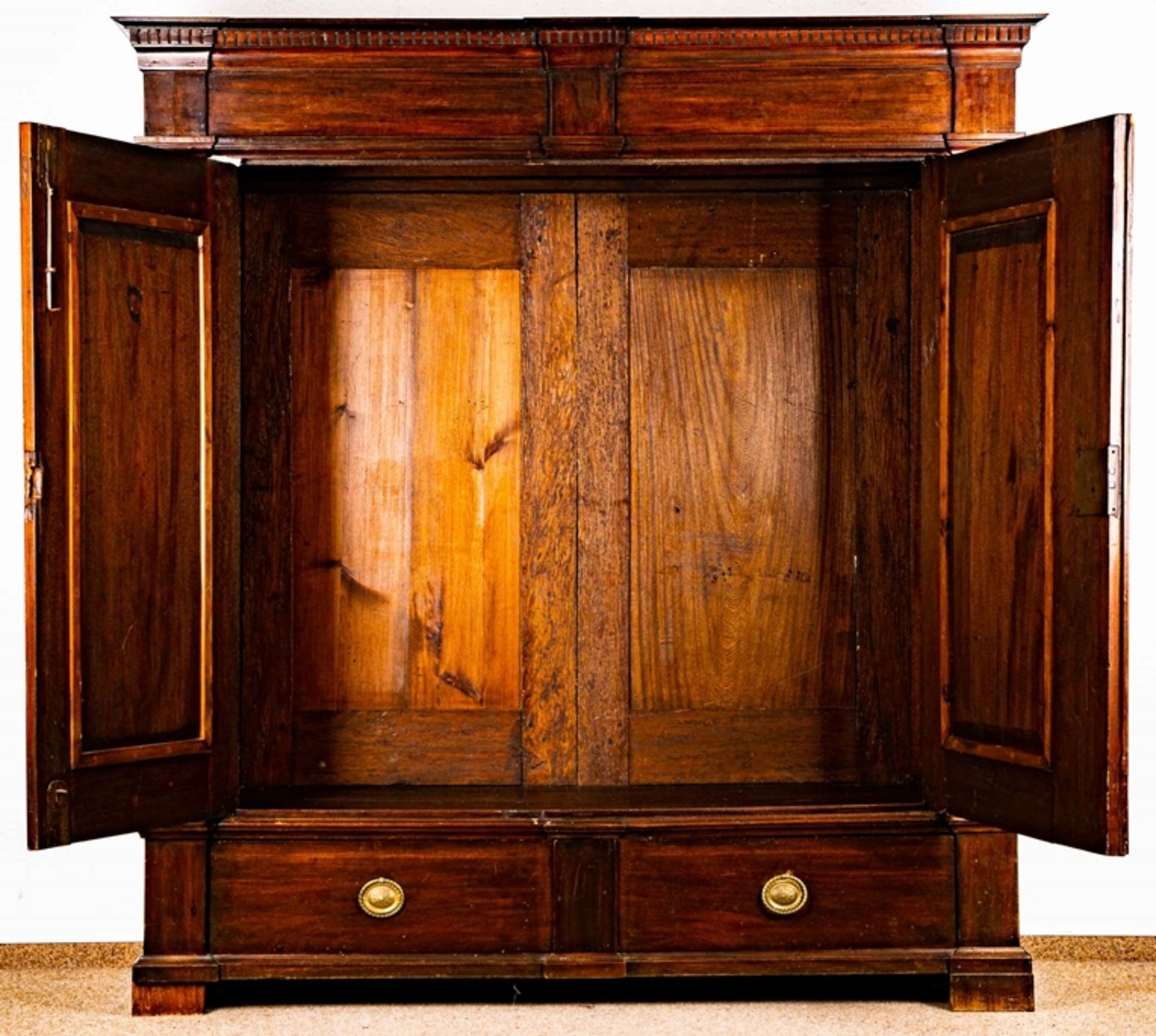 Klassischer Dielenschrank. Spätklassizistischer Kleiderschrank um 1800/ 20 ( no - Image 2 of 37