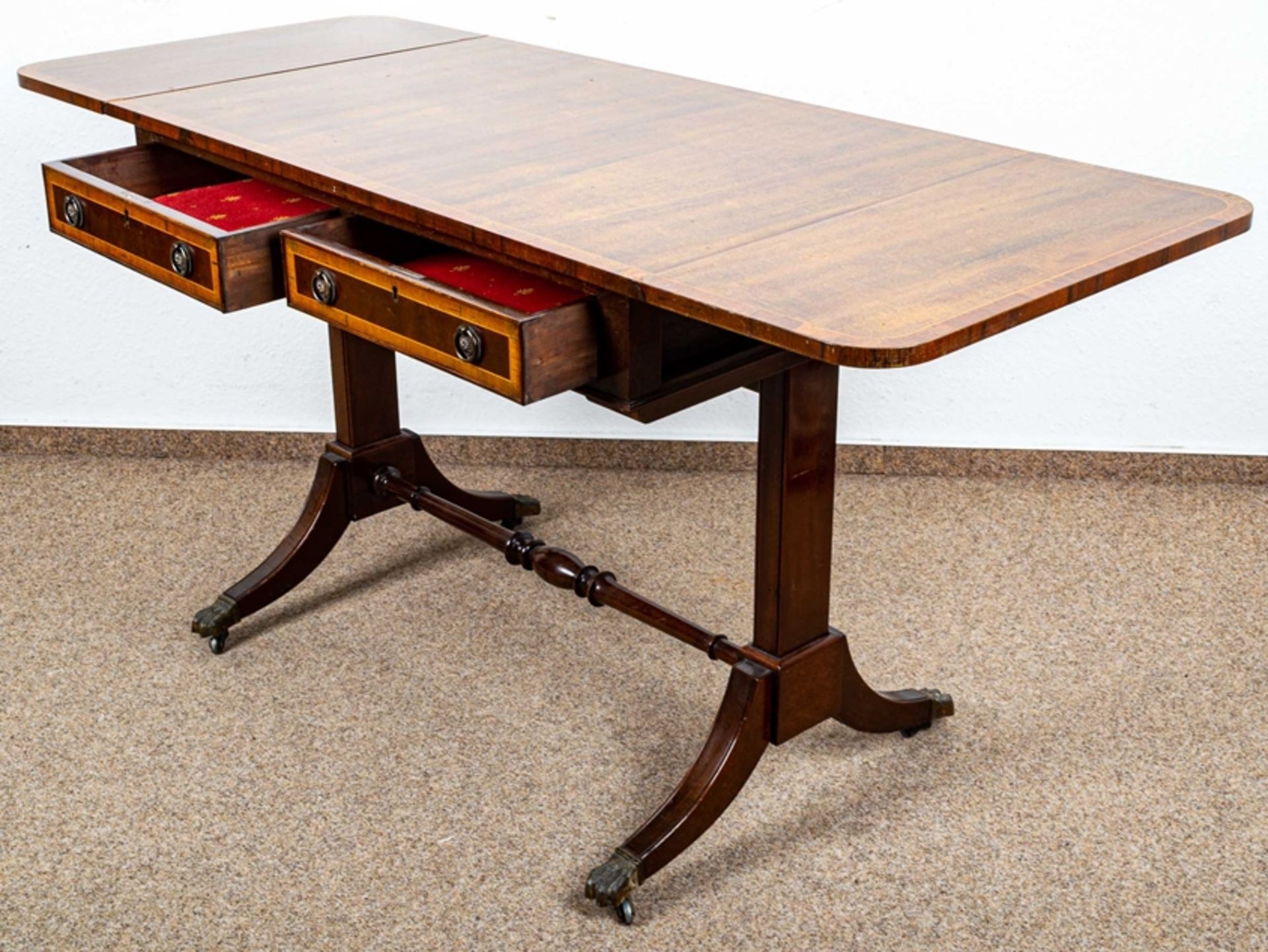 Stilvoller Schreibtisch, Sheraton-Stil, Nussbaum/Mahagoni, patiniertes Messingb - Image 3 of 12