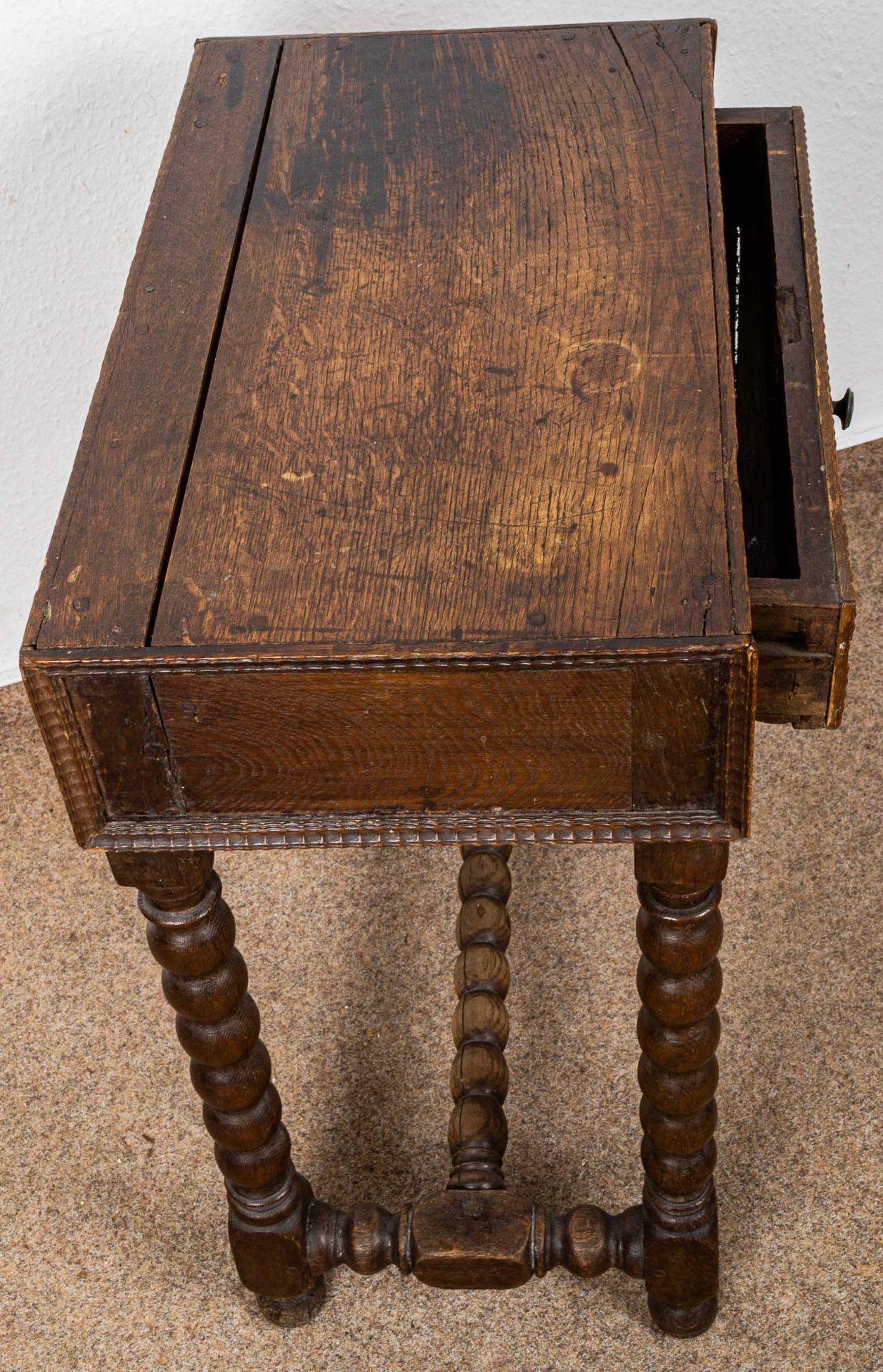 Niedriger rustikaler Tisch mit Schublade auf gedrechseltem Stand; Eiche massiv, - Image 11 of 14