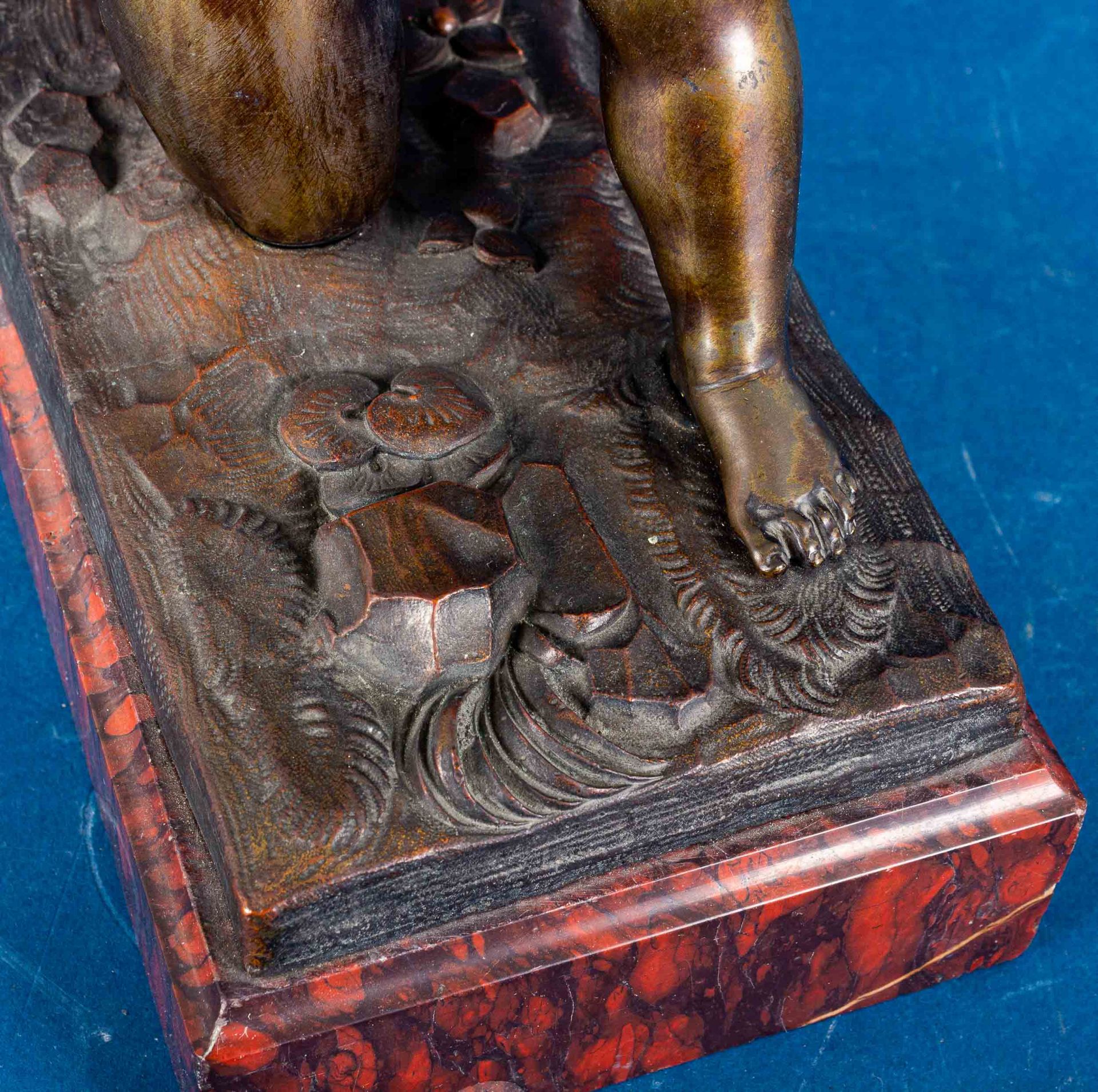 Kniender Amor ( Bronze) mit Pfeil und Bogen. Unsignierte Darstellung des den Pf - Image 8 of 13