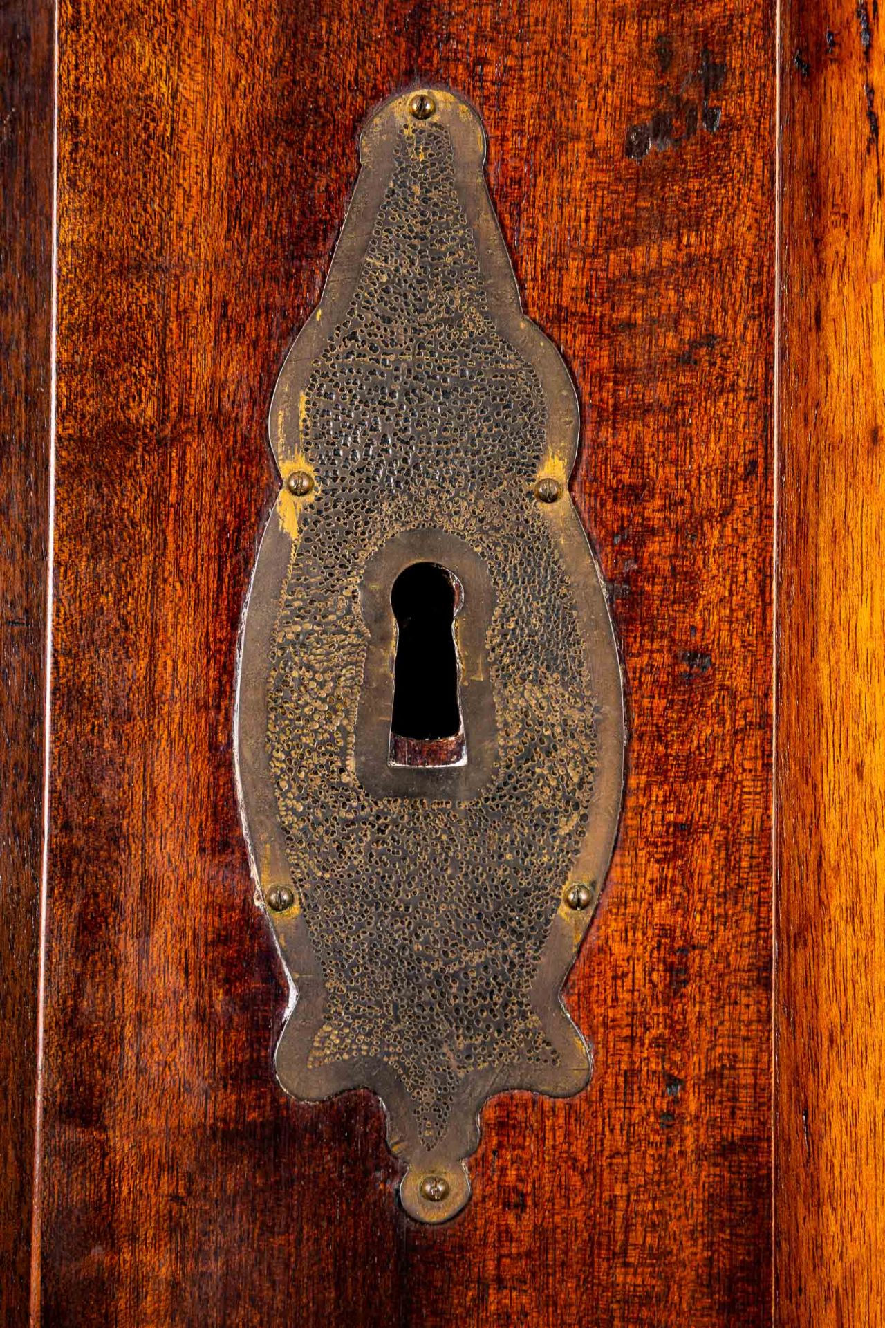 Klassischer Dielenschrank. Spätklassizistischer Kleiderschrank um 1800/ 20 ( no - Image 26 of 37