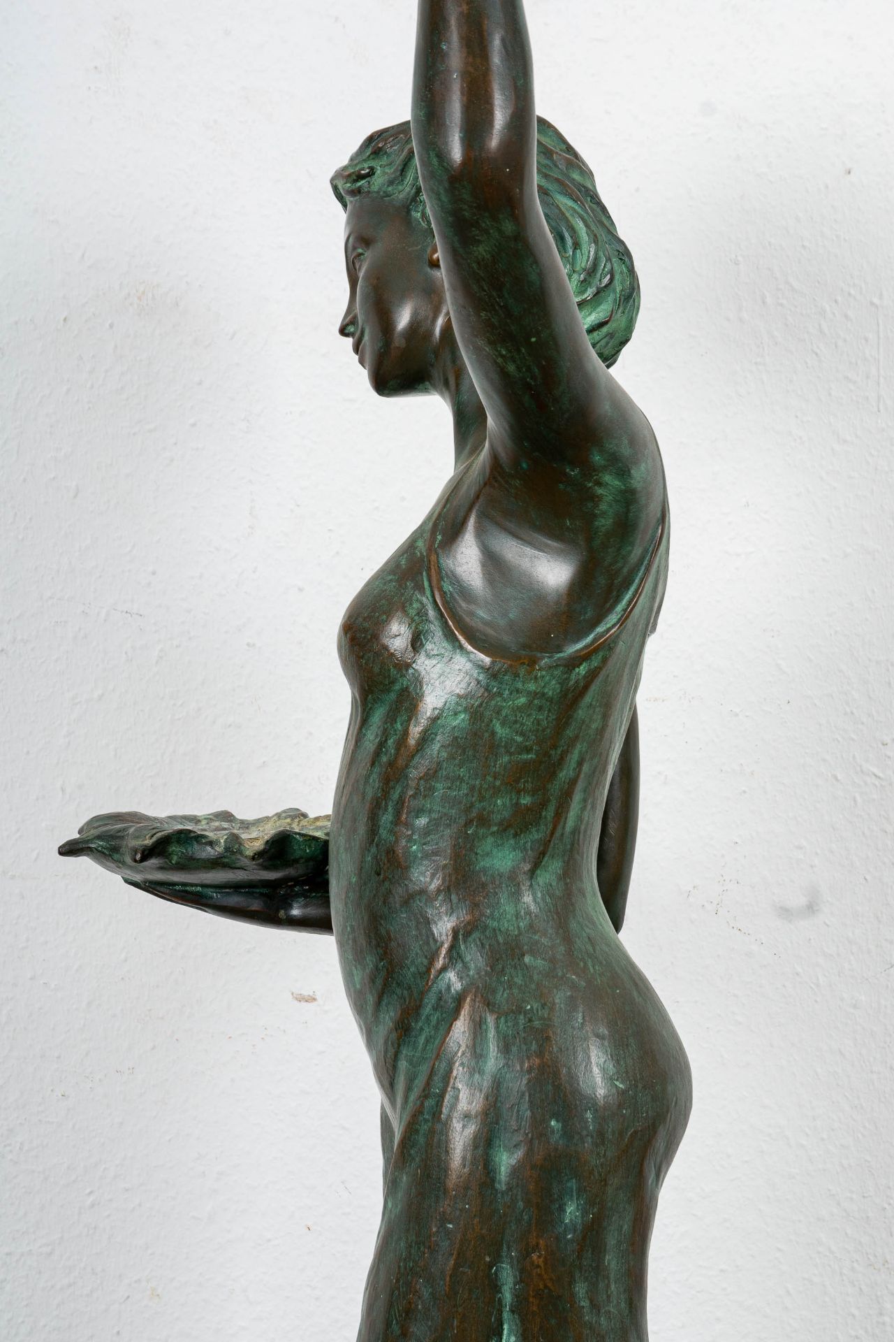 Große einflammige Figurenlampe, Bronze-Hohlguss mit grünlich-brauner Patina, ihre linke Hand emporg - Image 10 of 20