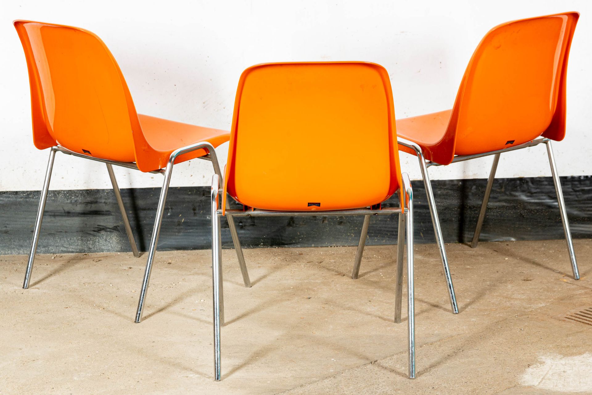 Folge von 3 Stapelstühlen der Marke "DRABERT", orange Kunststoffsitze, 1970er Jahre, verchromte Ges - Bild 5 aus 7