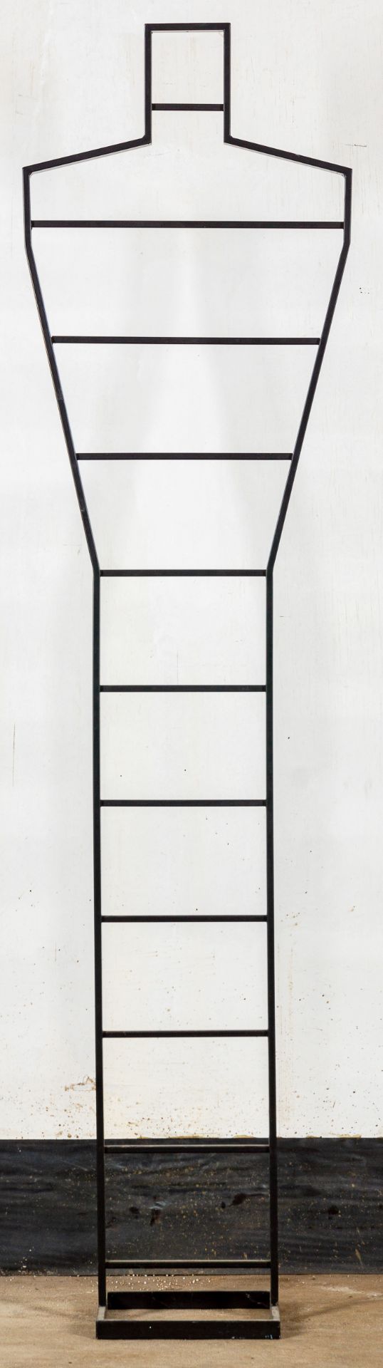 Kleiderständer, mattschwarz lackiertes Metallgestell, 1980/90er Jahre, Höhe ca. 181 cm. Guter Erhal