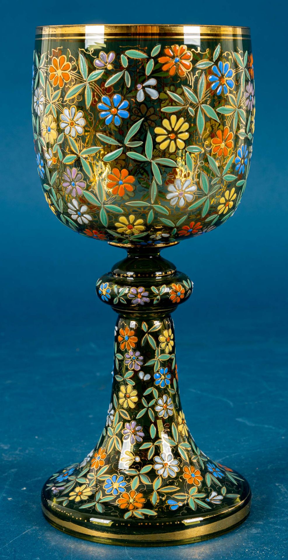 Großer Glaspokal "Römer", polychromer Floraldekor; überdimensioniertes Weinglas, Höhe ca. 23 cm, Du