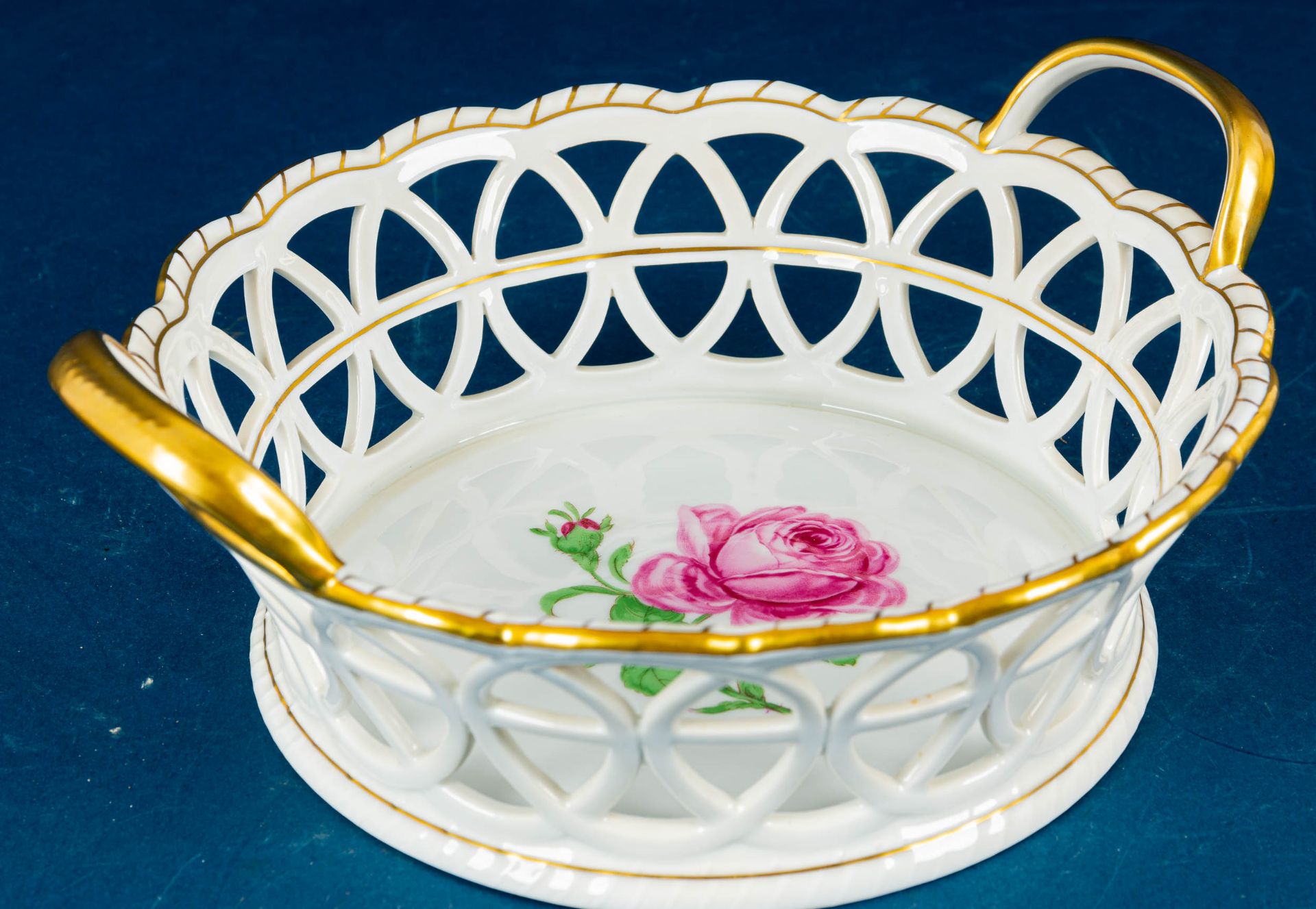 Ovaler Frühstückskorb, Fürstenberg Weißporzellan mit polychromem Rosen-Dekor & aufwändiger Vergoldu
