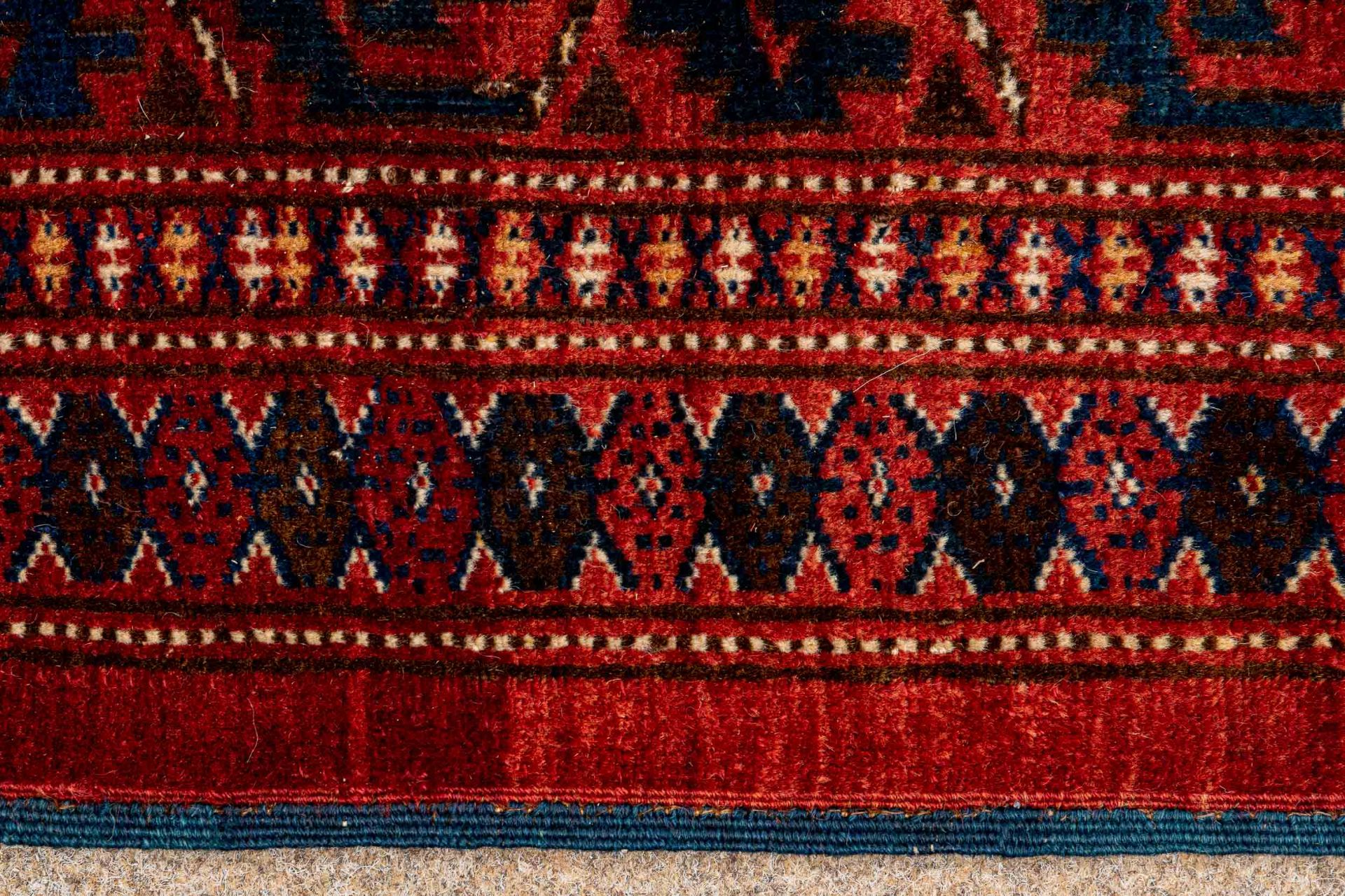 Antiker Tekke Hauptteppich, Turkmenistan Ende 19. Jhdt. Format ca. 315 x 200 cm. 100% Naturpflanzen - Image 5 of 6