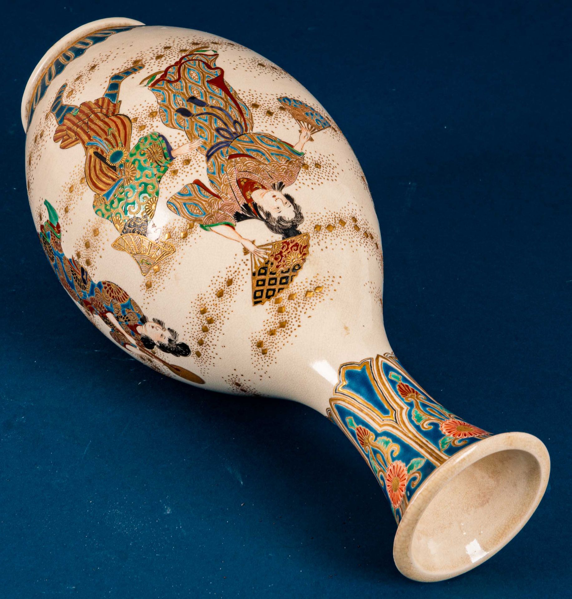 Hohe kegelförmige Vase, japan. Feinsteinzeug, heller Scherben mit "tanzenden Frauen" in aufwändigen - Image 19 of 20
