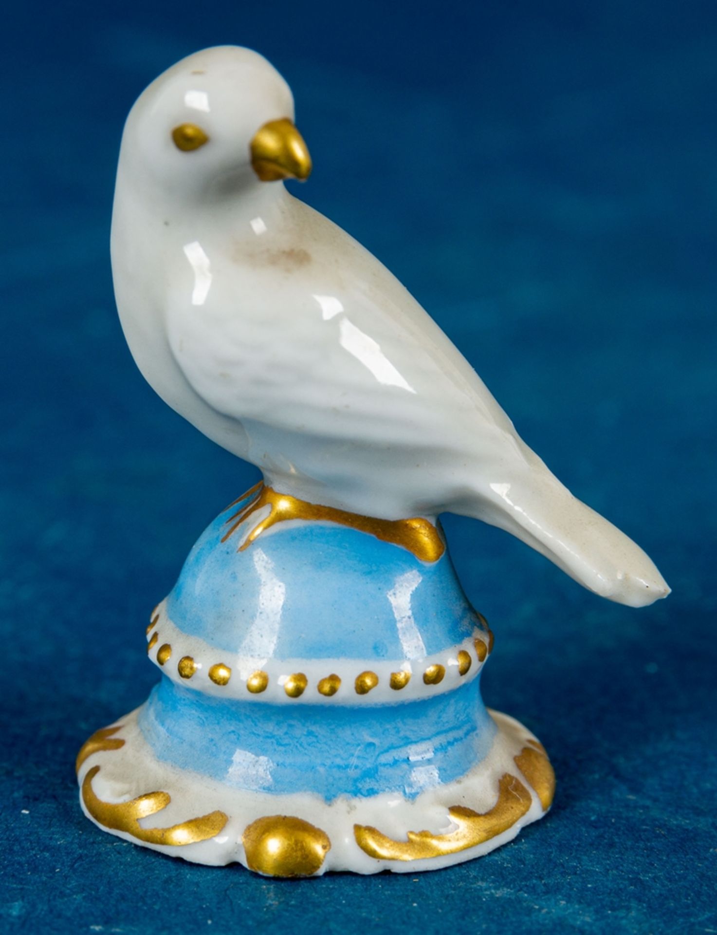Kleine Taube auf blau-goldenem Sockel, Höhe ca. 3,8 cm, Rosenthal - Weißporzellan mit polychromem D