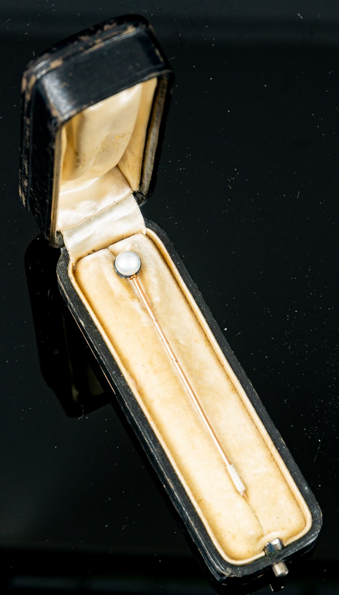 Antike Haarnadel mit "eigenwilliger" Perle (Durchmesser ca. 7 mm) besetzt, diese von mit unvollstän - Image 2 of 6