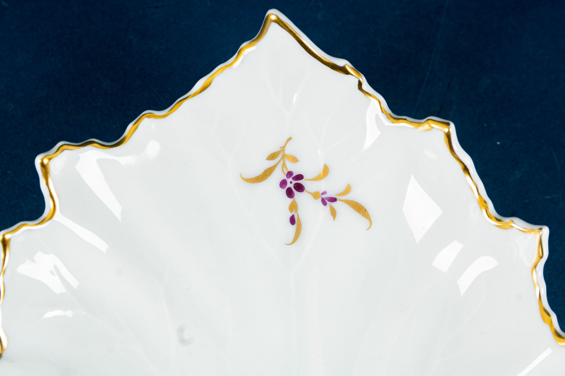Blattschale, Höchst-Porzellan, Länge ca. 19 cm, Weißporzellan mit dezentem Floraldekor in Violett & - Image 9 of 9
