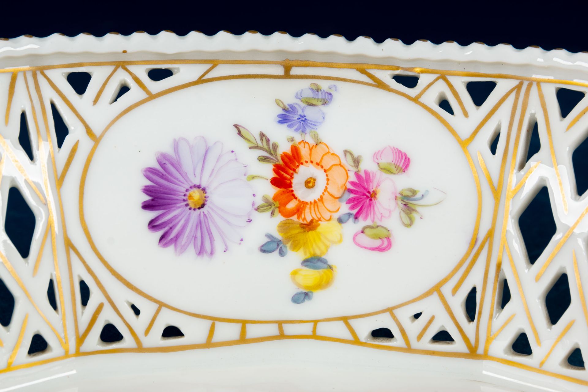 Ovaler Frühstückskorb, Nymphenburg, Weißporzellan mit polychromen Floraldekoren & reicher Goldmaler - Bild 4 aus 10