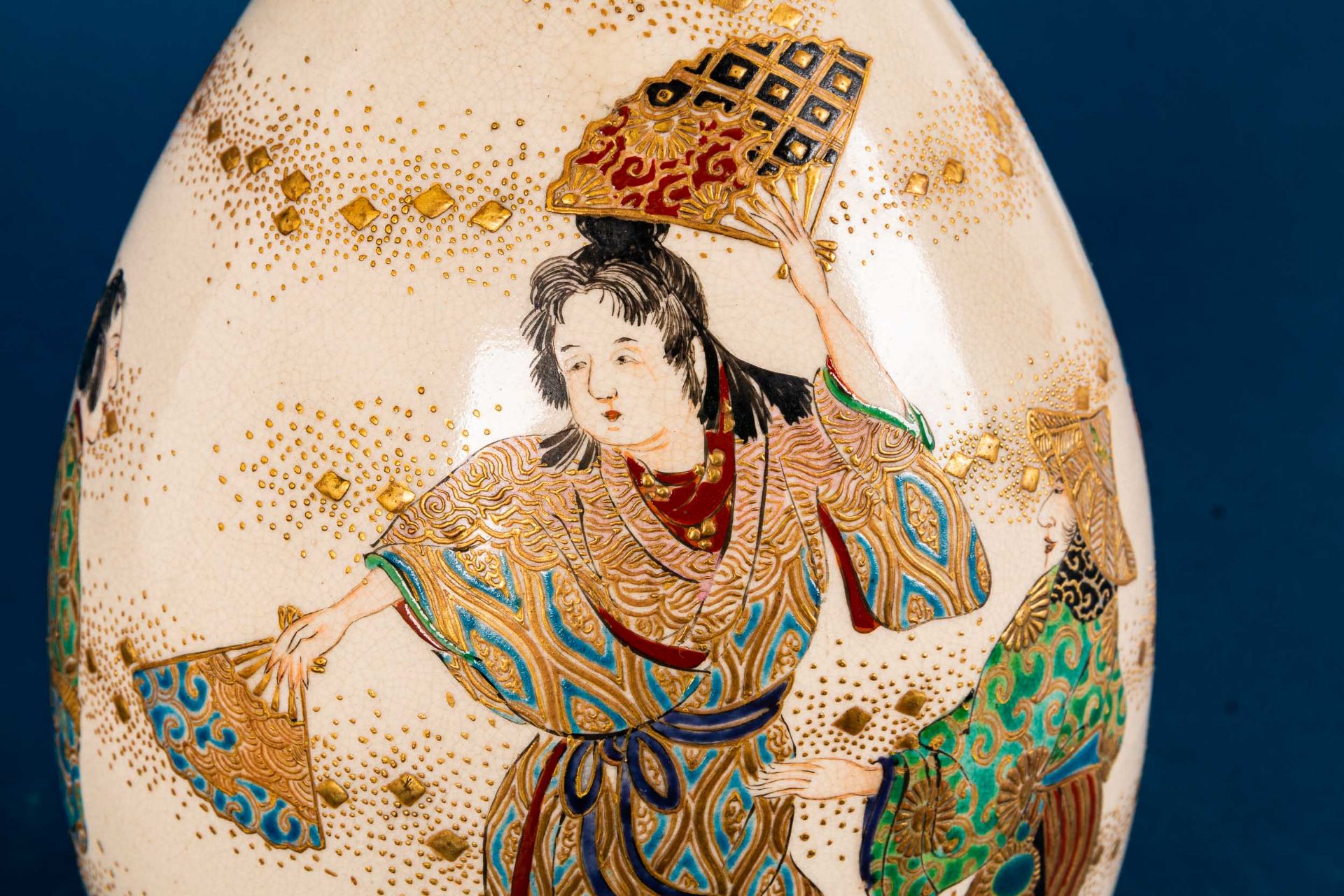 Hohe kegelförmige Vase, japan. Feinsteinzeug, heller Scherben mit "tanzenden Frauen" in aufwändigen - Image 11 of 20