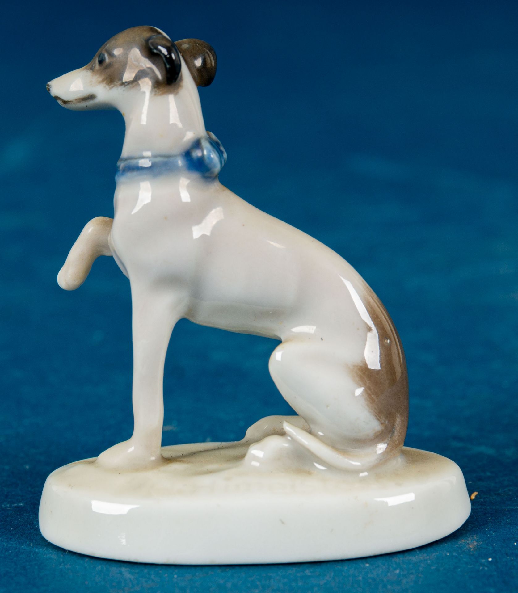 "Terrier" der Marke Rosenthal, kleine Porzellanfigur eines jungen Vorstehhundes, das Pfötchen geben - Image 4 of 8