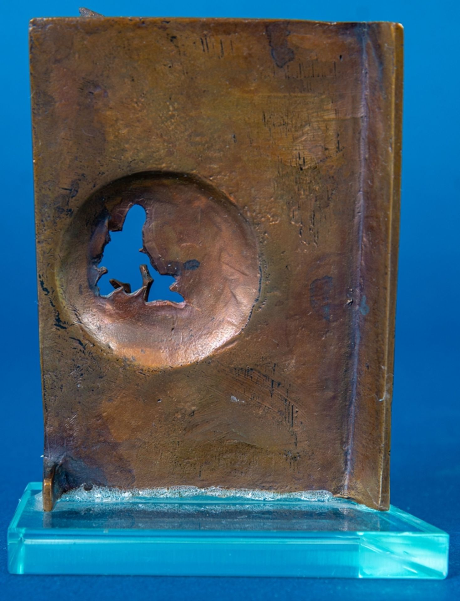 Kleines Bronzerelief mit stilisierten Figuren, auf Klarglassockel (ca. 9 x 4 cm) verklebt, Höhe ca. - Image 5 of 12
