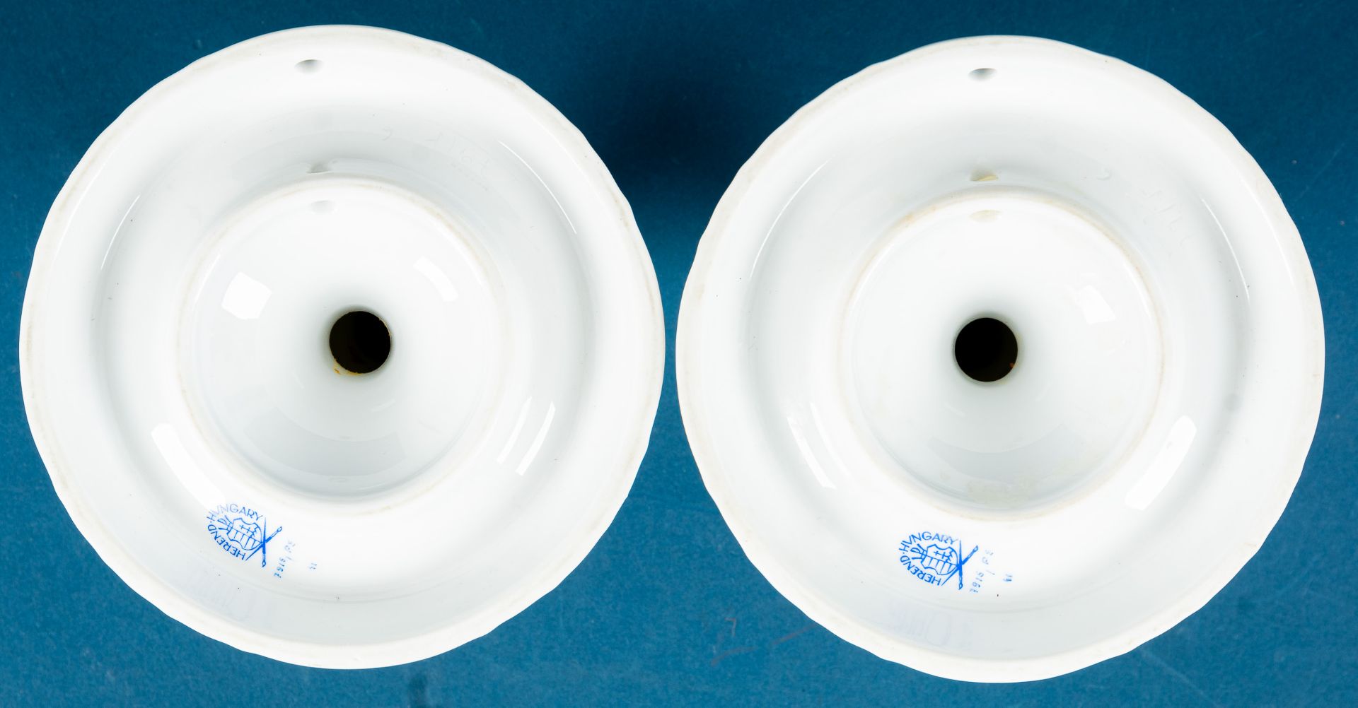 Paar einflammiger Tischkerzenleuchter in barocker Formgebung, Herend Weißporzellan mit polychromem - Image 8 of 10