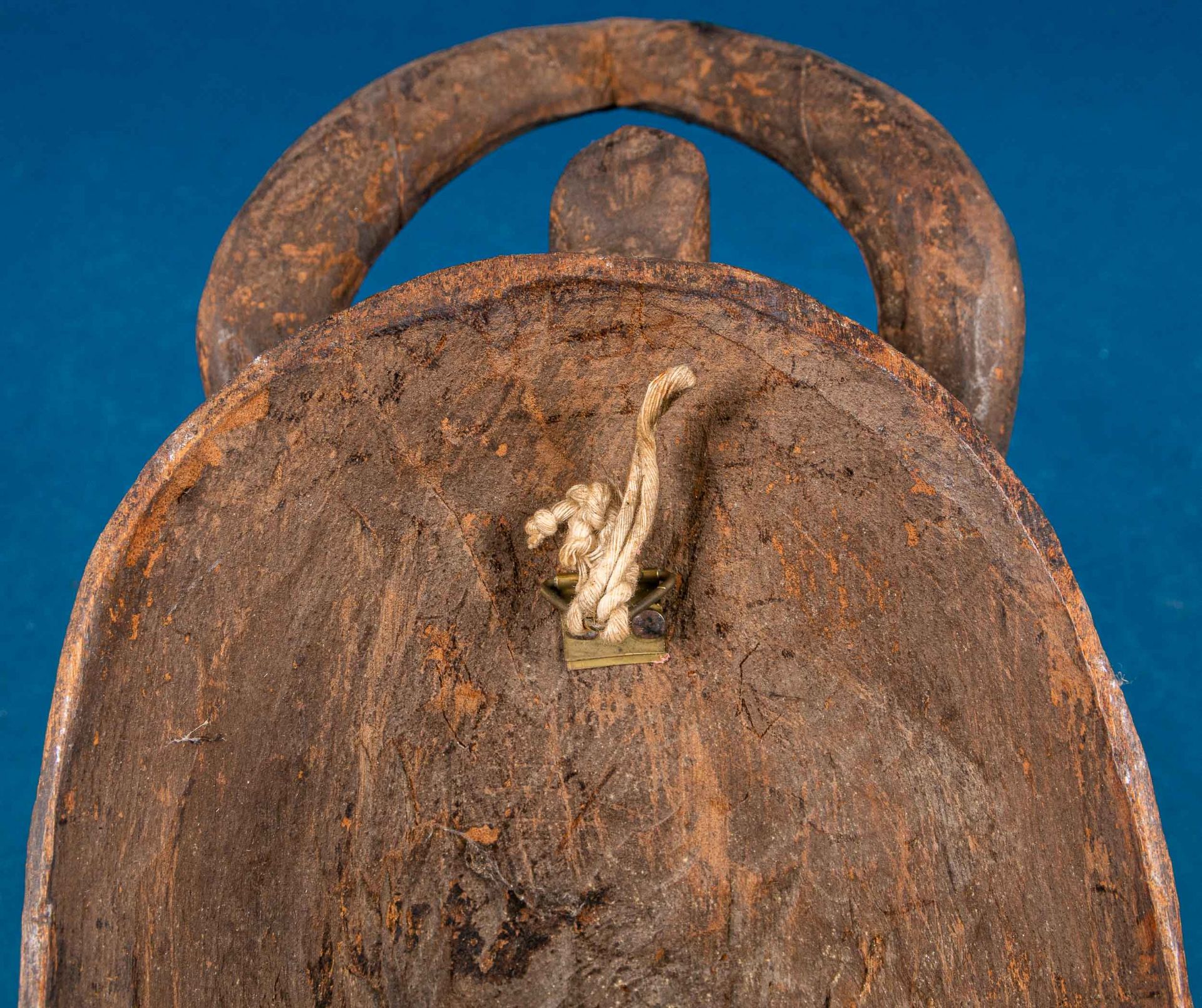 Alte oder antike afrikanische Maske, holzgeschnitzt. Ca. 38,5 cm Höhe; guter, unperfekter Erhalt mi - Image 8 of 11