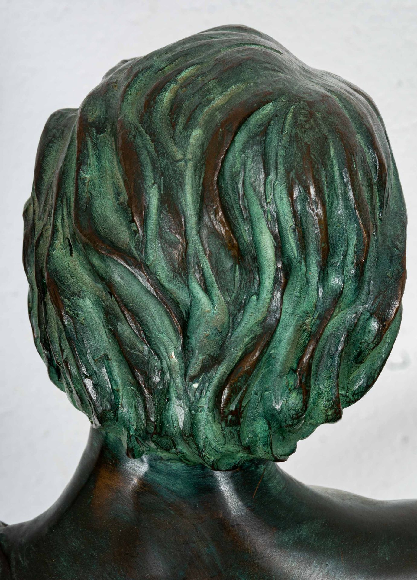 Große einflammige Figurenlampe, Bronze-Hohlguss mit grünlich-brauner Patina, ihre linke Hand emporg - Image 8 of 20