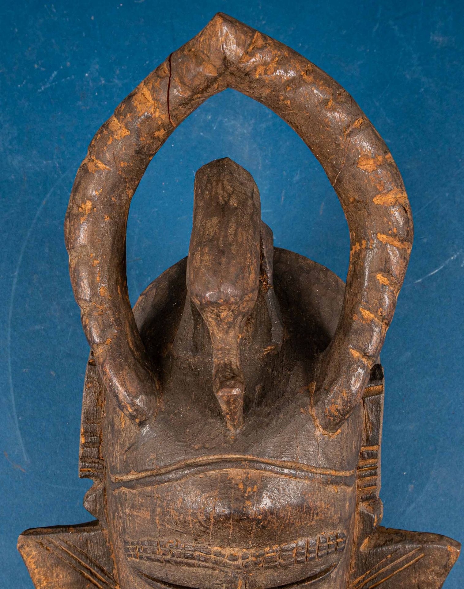 Alte oder antike afrikanische Maske, holzgeschnitzt. Ca. 38,5 cm Höhe; guter, unperfekter Erhalt mi - Image 2 of 11