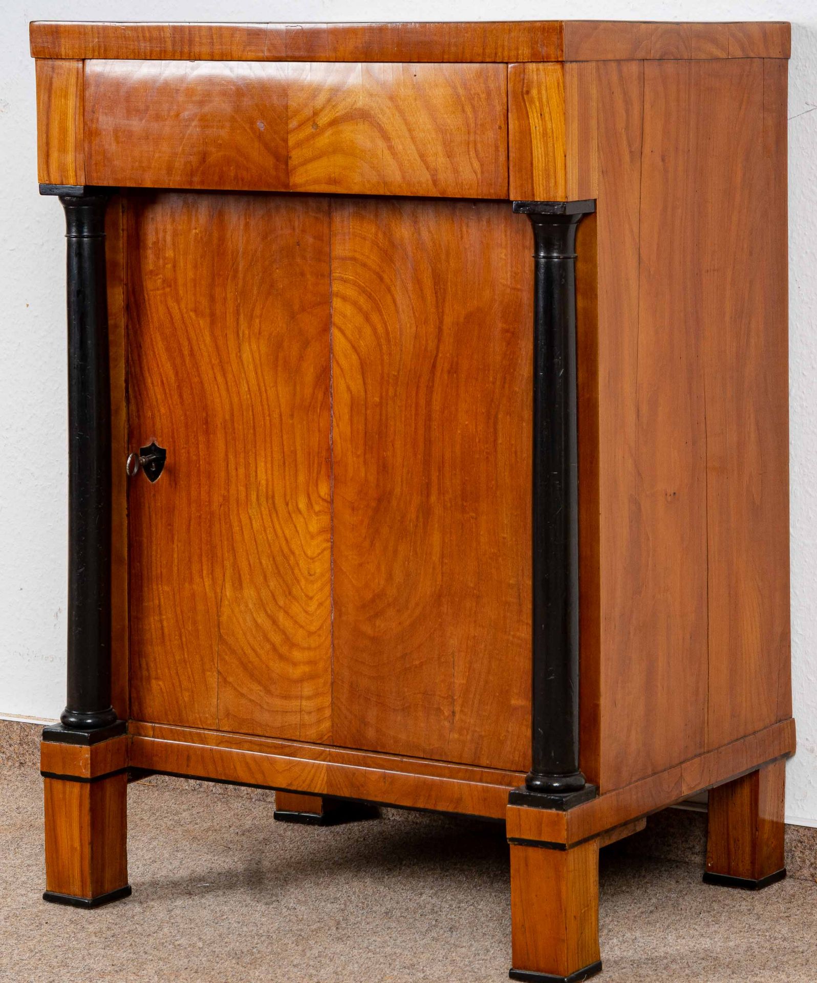 Eintüriger Halbschrank/Pfeilerschränkchen, süddeutsches Biedermeier um 1820/30, Kirschbaum massiv & - Bild 6 aus 14