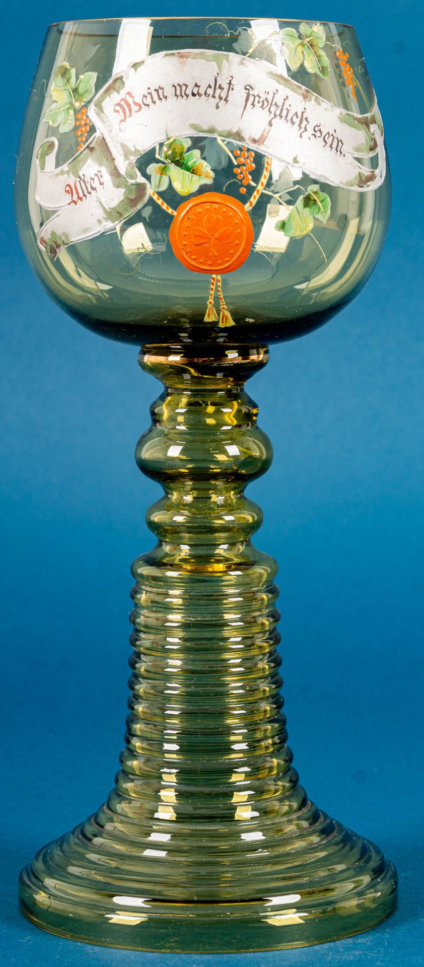 Großes Weinglas sog. "Römer", grünliches Glas mit dezentem Goldrand, Kuppa frontal mit polychromer 