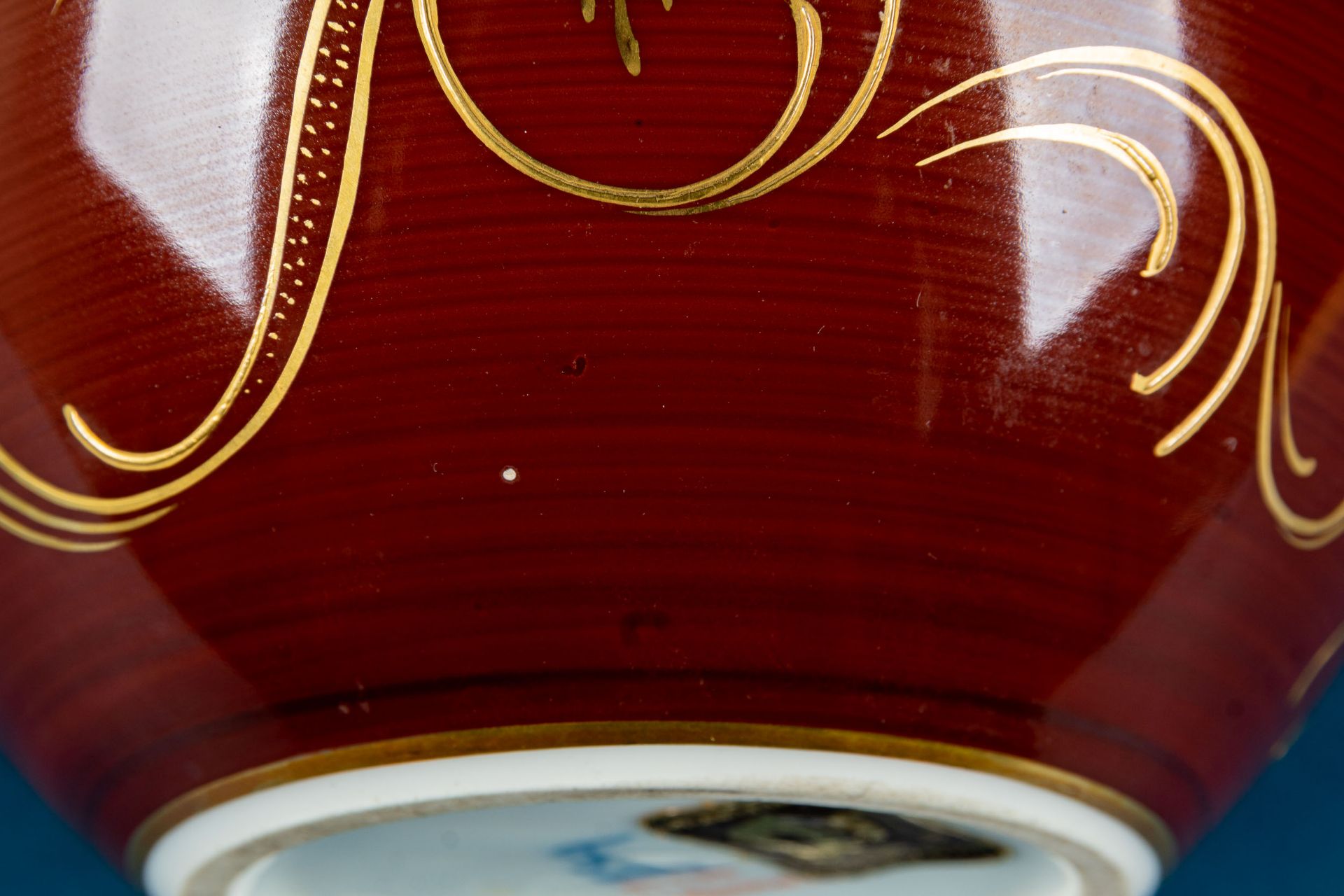 Bauchige Vase, Fürstenberg, Weißporzellan mit rotbräunlichem Fond und verspielten Golddekoren in ba - Image 7 of 8