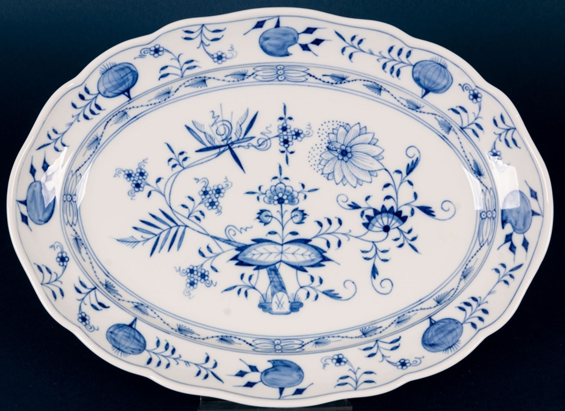 Große ovale Platte, Meissen,Schwertermarke, 1. Wahl, Weißporzellan mit blauem Zwiebelmuster-Dekor,