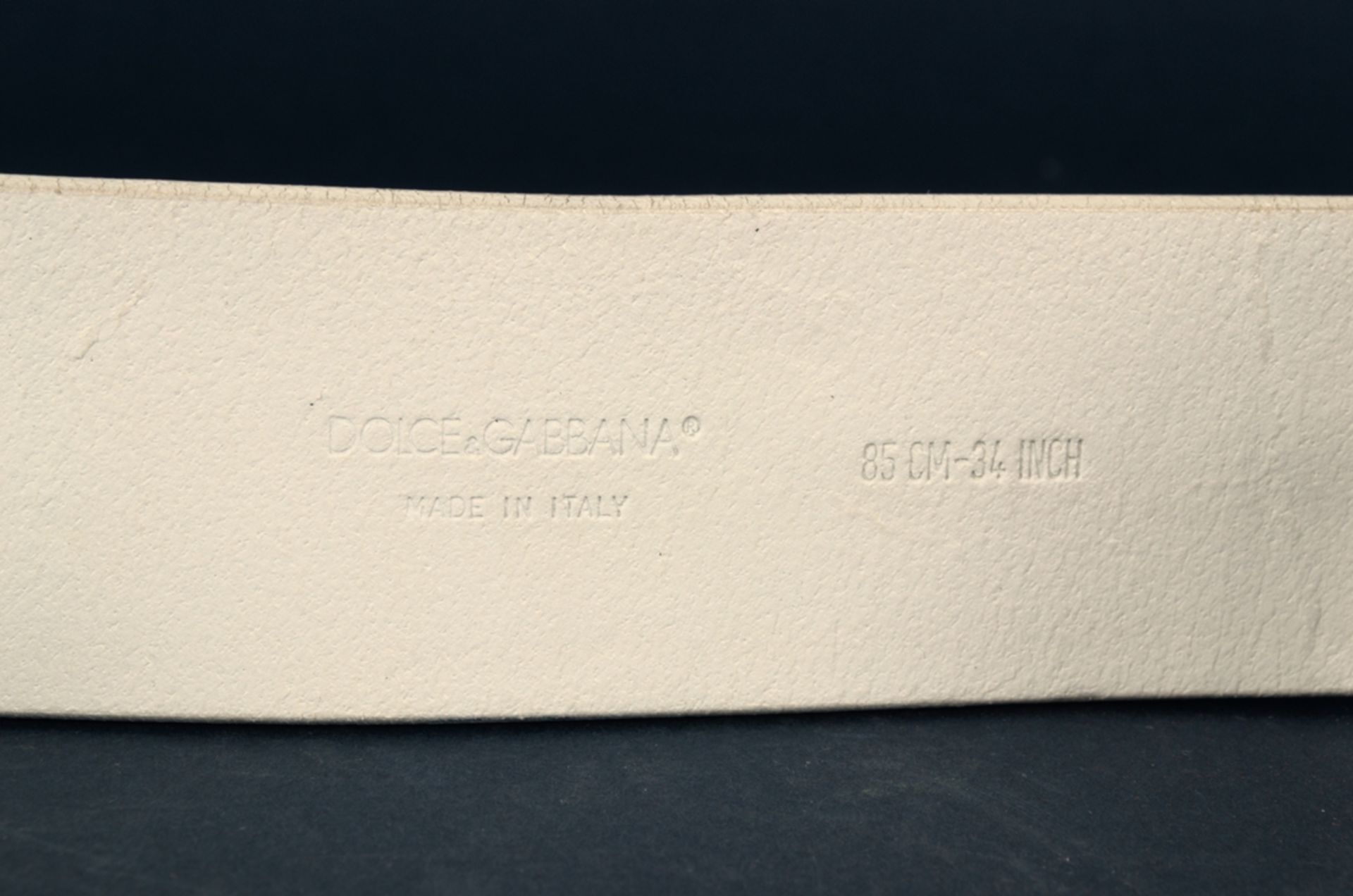 "DOLCE & GABBANA", klassischer weißer Ledergürtel mit schweren Messingbeschlägen und Dornschließe.  - Bild 2 aus 6
