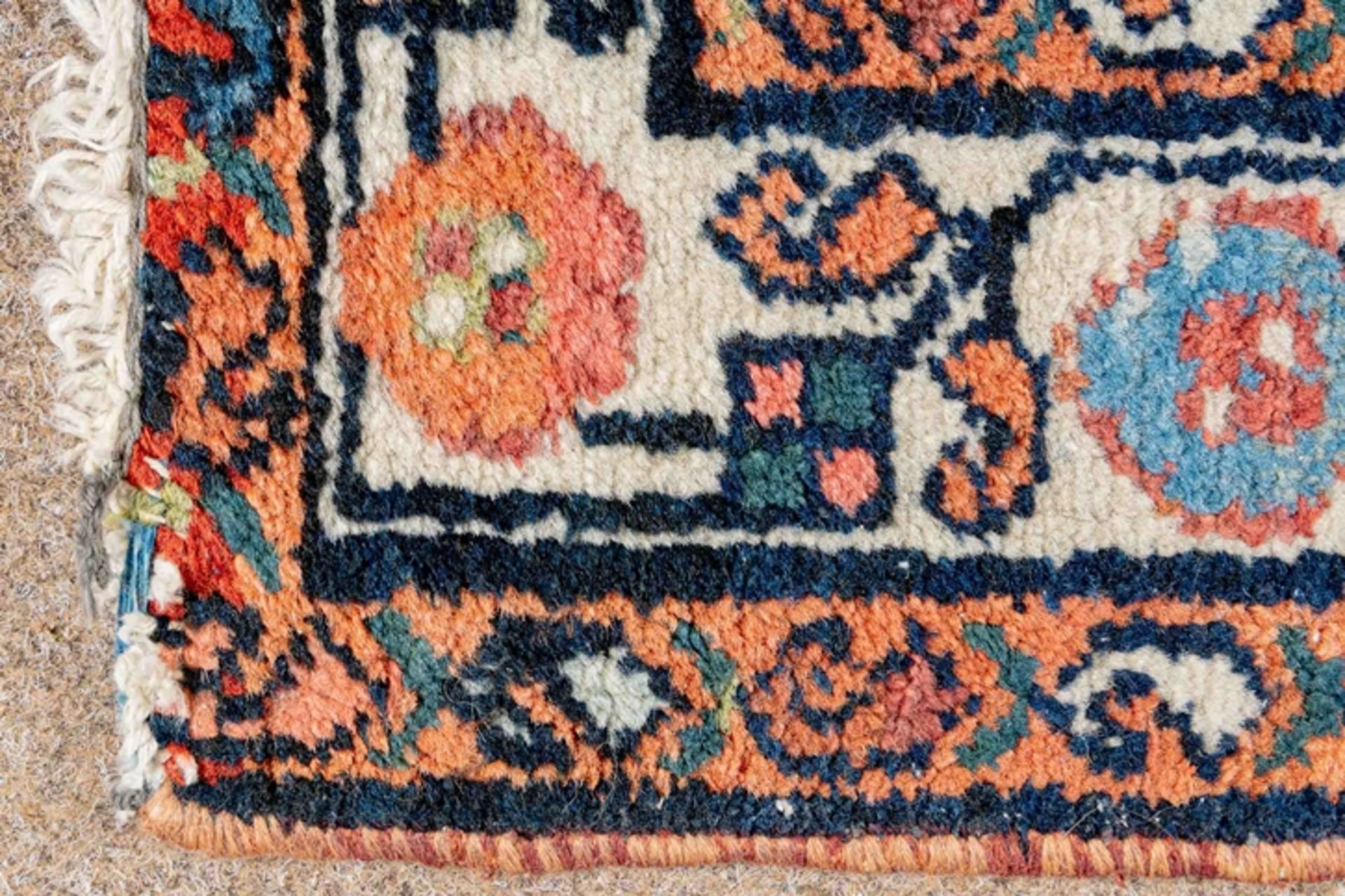 Hamadan/Lilian, Westpersien um 1930. Schafschurwolle auf Baumwolle. Gebietstypische Großblüten auf - Image 6 of 6