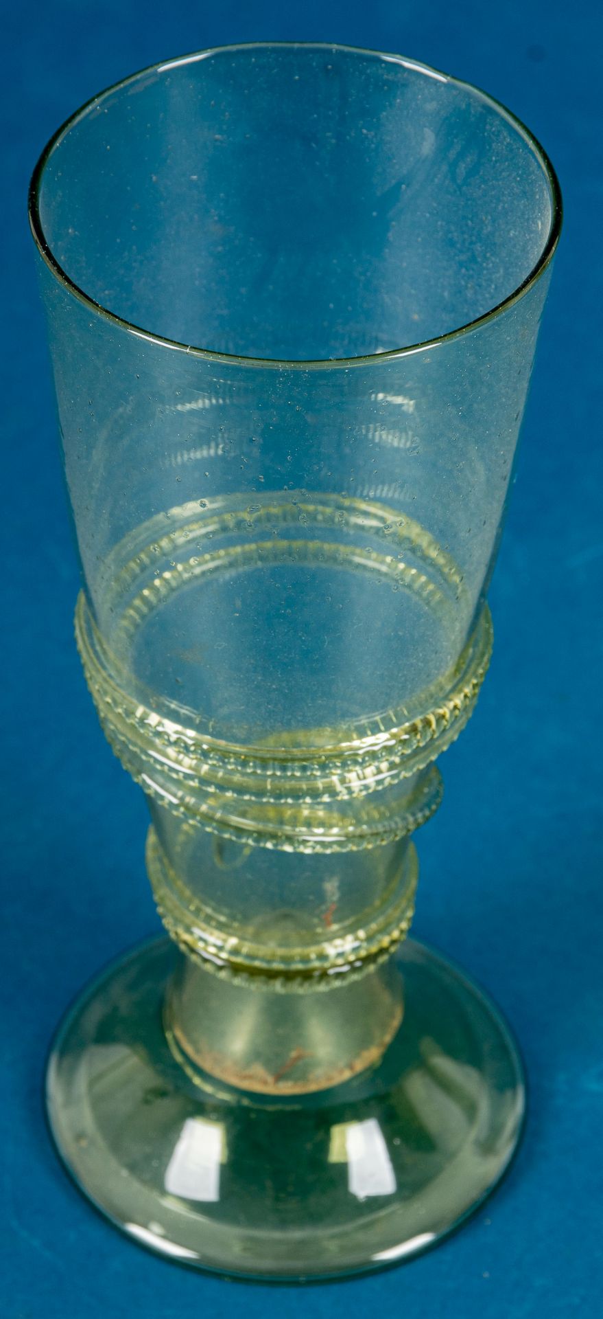 Großes antikes Trinkglas, grünliches Glas mit unzähligen Luftblaseneinschlüssen; mehrteilige Fertig - Bild 3 aus 6