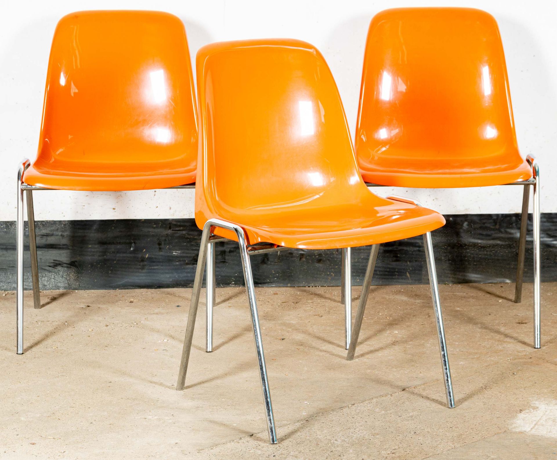 Folge von 3 Stapelstühlen der Marke "DRABERT", orange Kunststoffsitze, 1970er Jahre, verchromte Ges