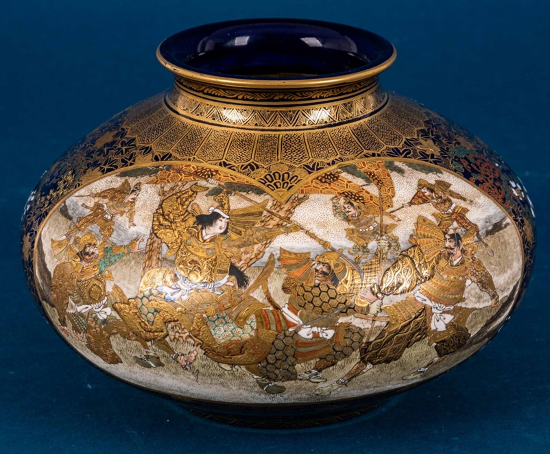Antike Kinkozan - Irdenware um 1900; heller Scherben, kobaldblauer Fond, aufwändig mit Emaillefarbe - Image 4 of 26
