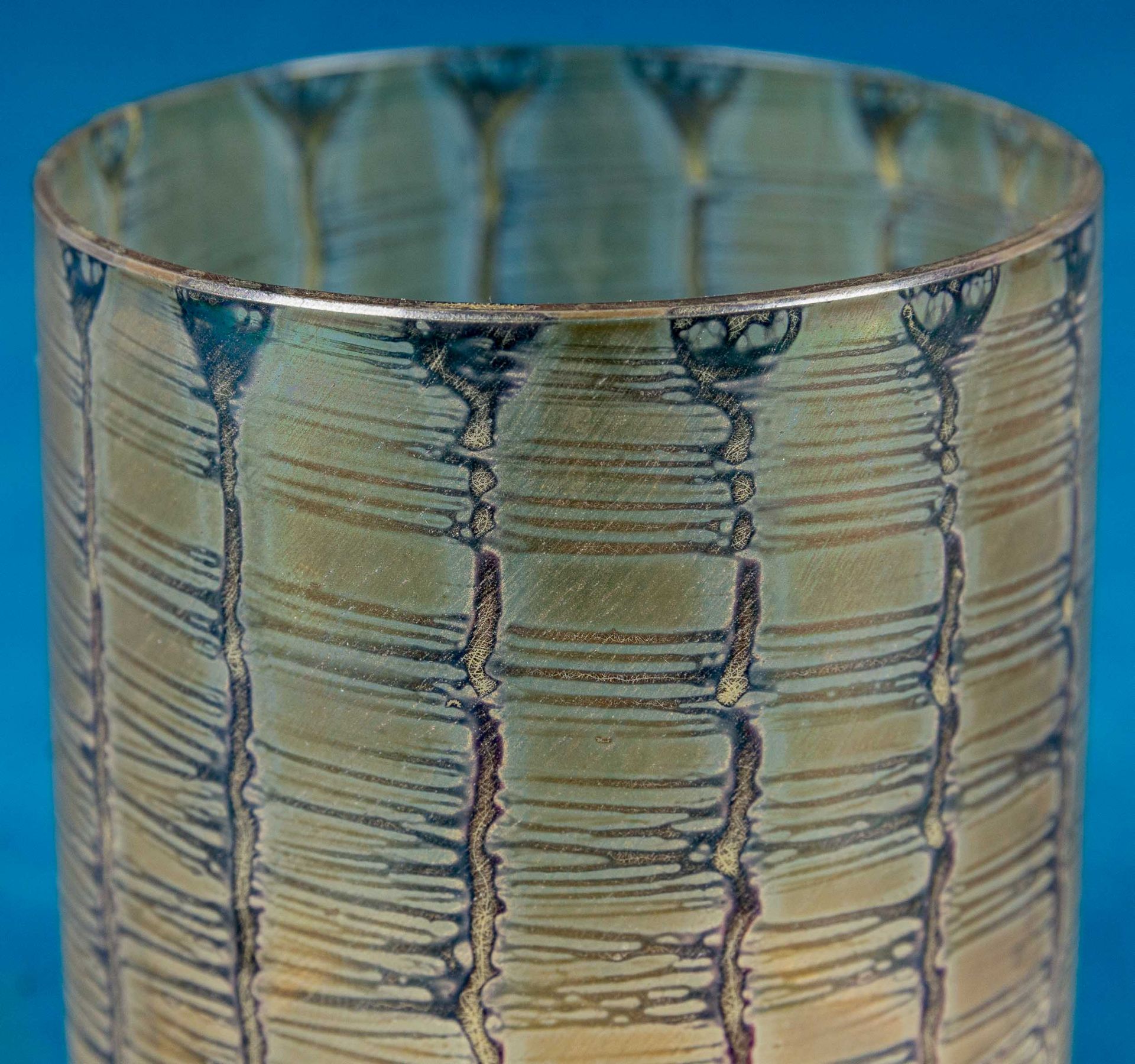 Kleine Tischvase, becherförmiges, farbloses Klarglas, Wandung mit irisierendem Dekor, bodenseitige  - Bild 6 aus 7