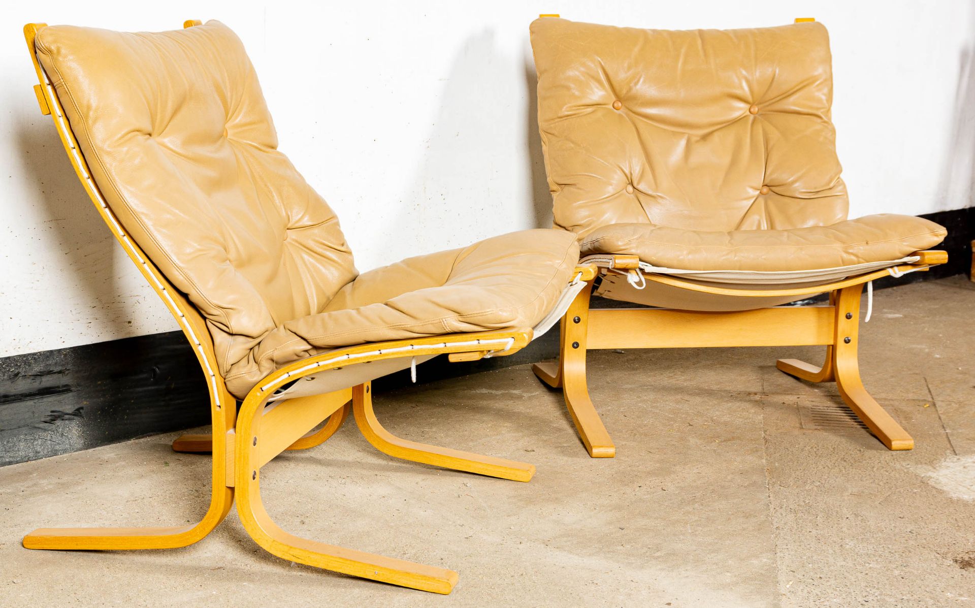 Paar bequemer Siesta-Sessel, beigefarbene Lederbezüge, Konstruktion aus gebogenem Weißbuchenschicht - Bild 5 aus 14