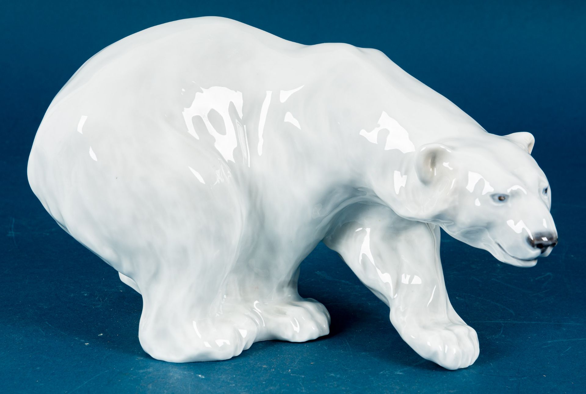 Schreitender Eisbär, wohl Kopenhagen, Höhe ca. 17 cm, Länge ca. 28 cm; sehr schöner, unbeschädigter
