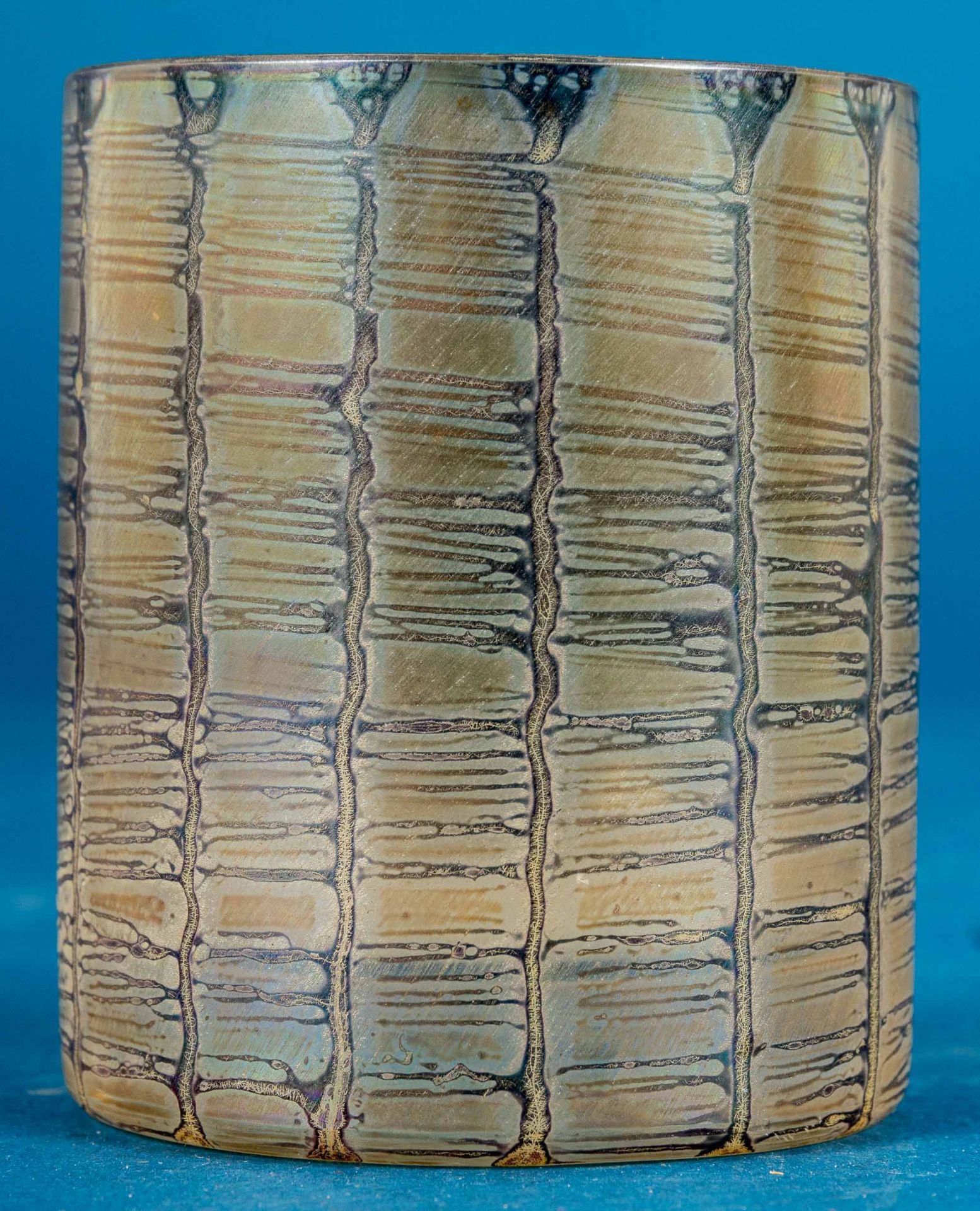 Kleine Tischvase, becherförmiges, farbloses Klarglas, Wandung mit irisierendem Dekor, bodenseitige  - Bild 2 aus 7