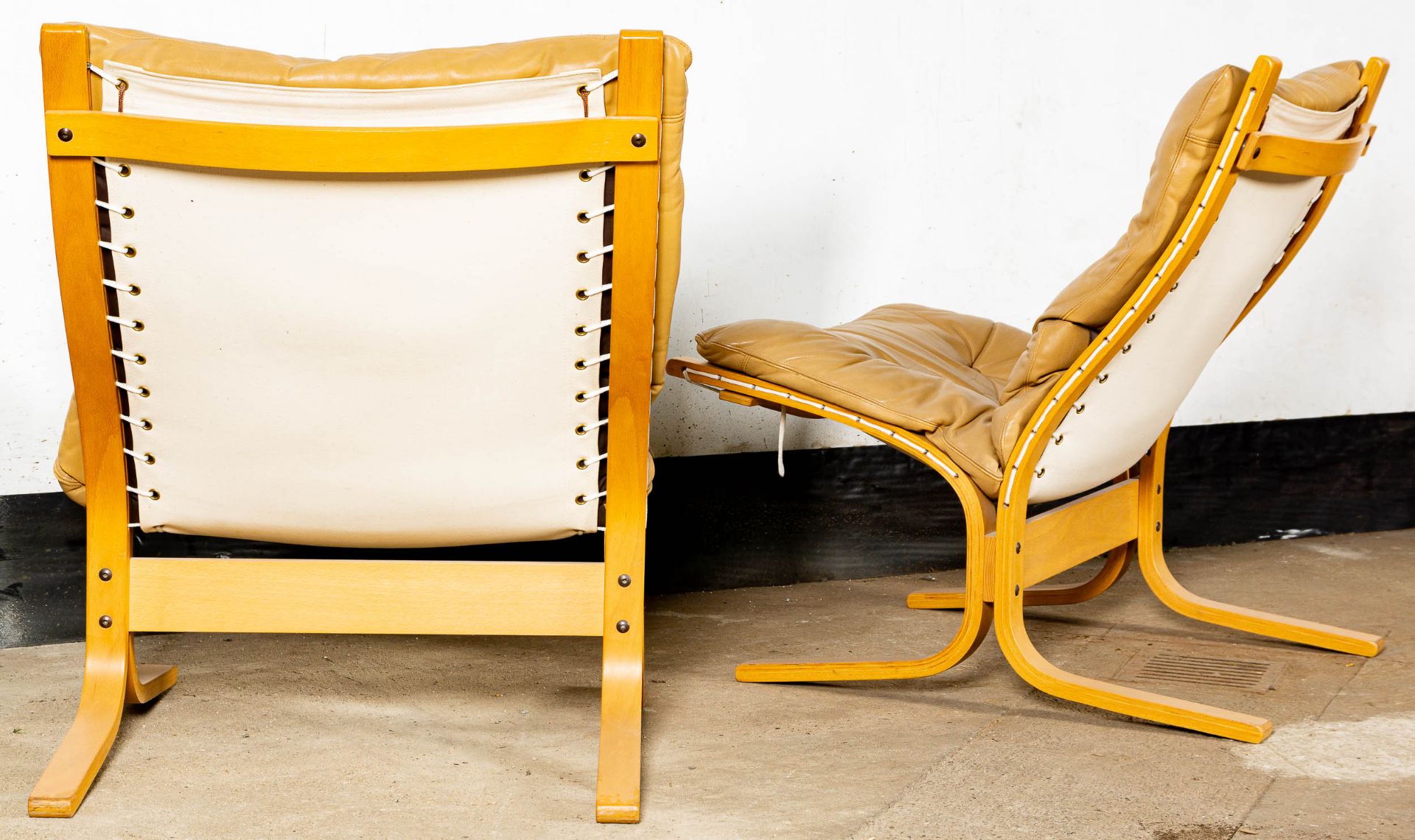 Paar bequemer Siesta-Sessel, beigefarbene Lederbezüge, Konstruktion aus gebogenem Weißbuchenschicht - Bild 9 aus 14