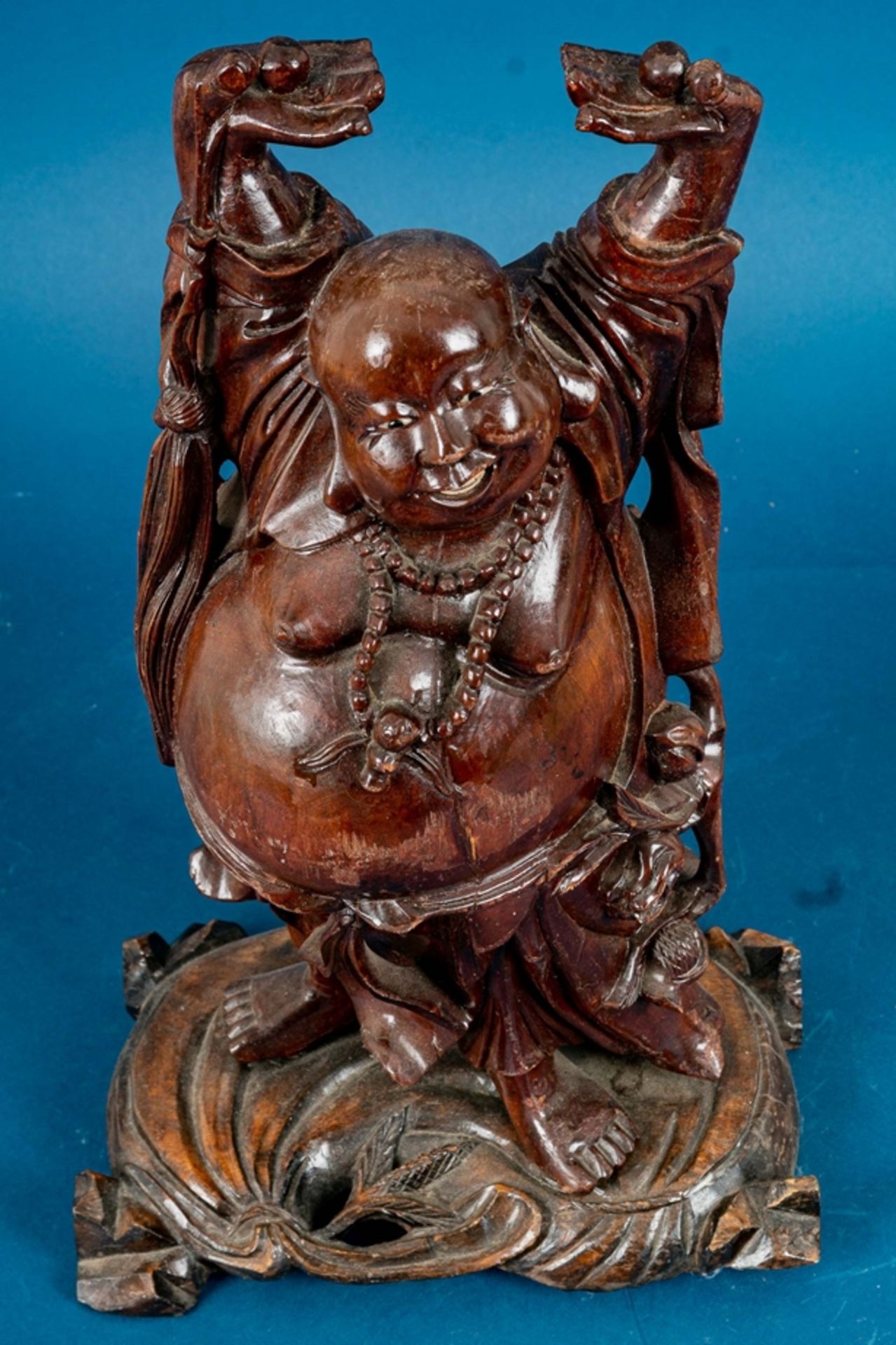 Geschnitzte Figur, Buddha?, Höhe ca. 43 cm, rötlich gebeiztes Hartholz, eingesetzte Augen & Zähne, - Image 2 of 7