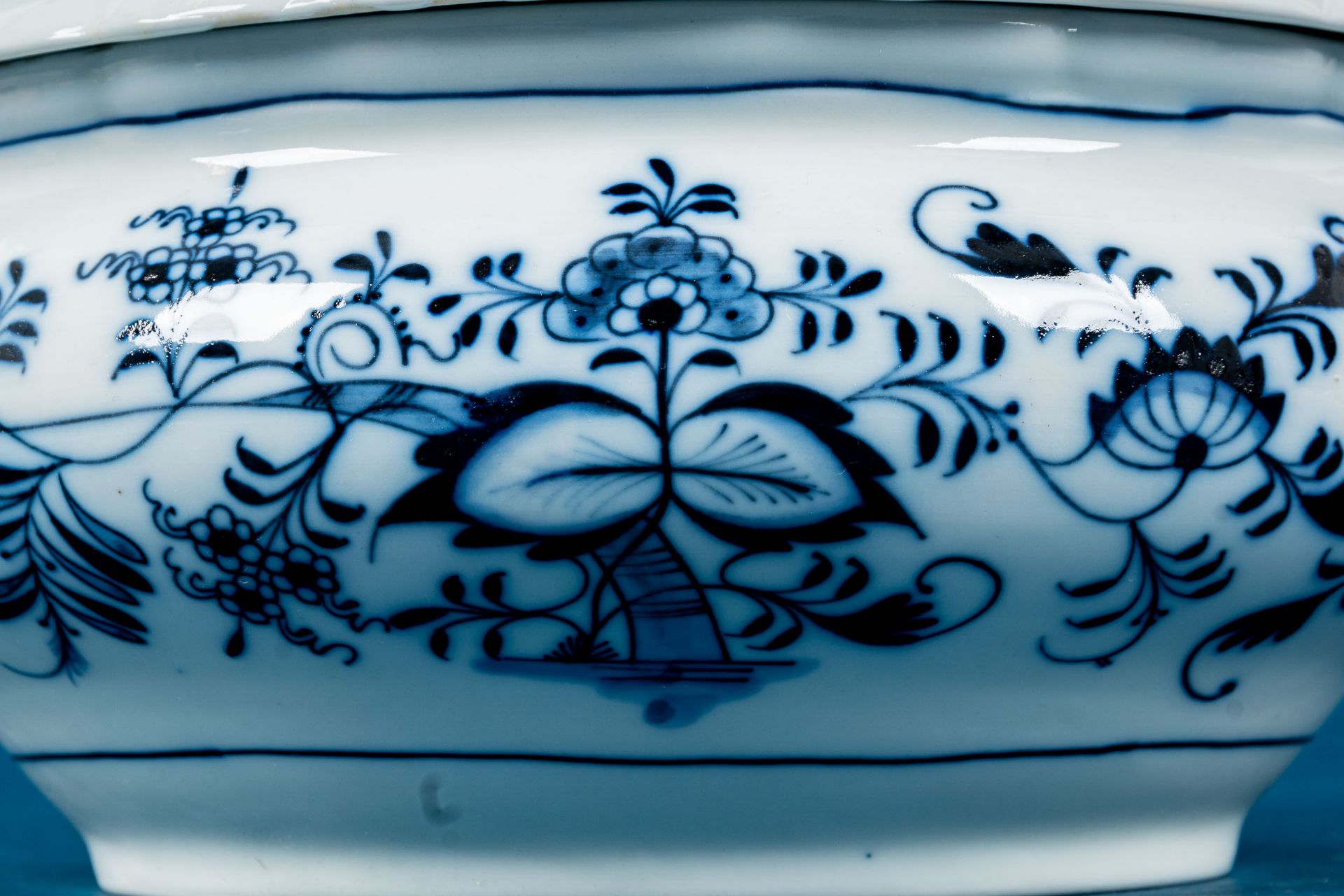 Ovale Deckelterrine, STADT MEISSEN , Weißporzellan mit bläulichem Zwiebelmusterdekor. Schöner, rest - Image 6 of 13