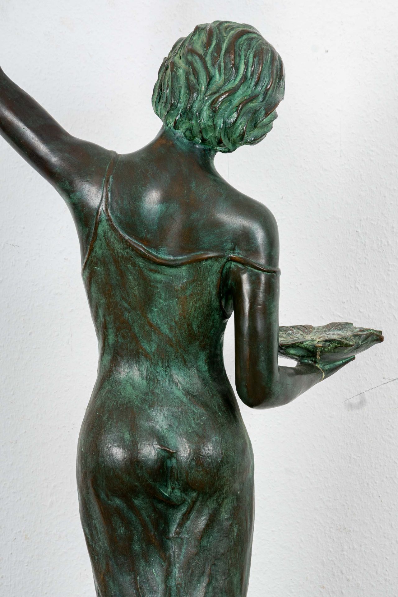 Große einflammige Figurenlampe, Bronze-Hohlguss mit grünlich-brauner Patina, ihre linke Hand emporg - Image 13 of 20